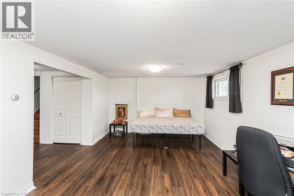 Photo 19 of 102 Quaker Crescent, Hamilton ON