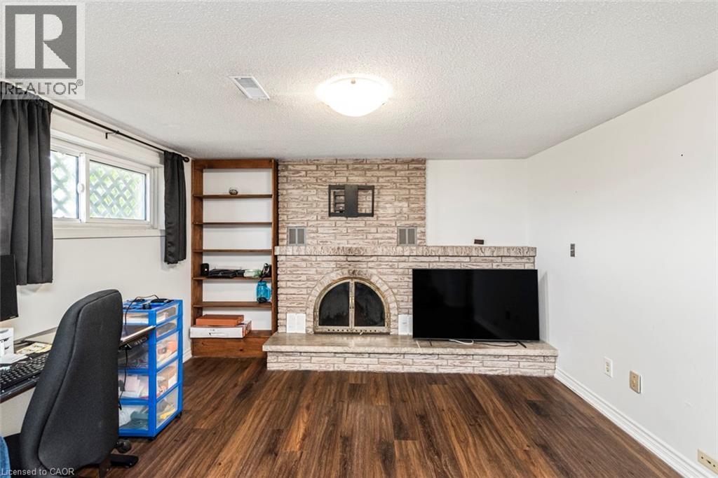 Photo 20 of 102 Quaker Crescent, Hamilton ON
