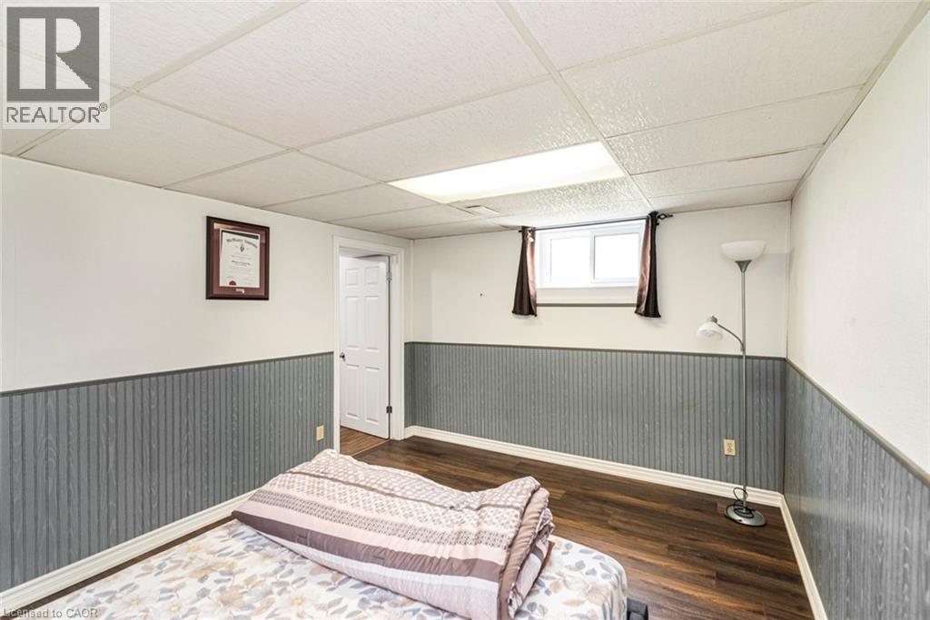 Photo 23 of 102 Quaker Crescent, Hamilton ON