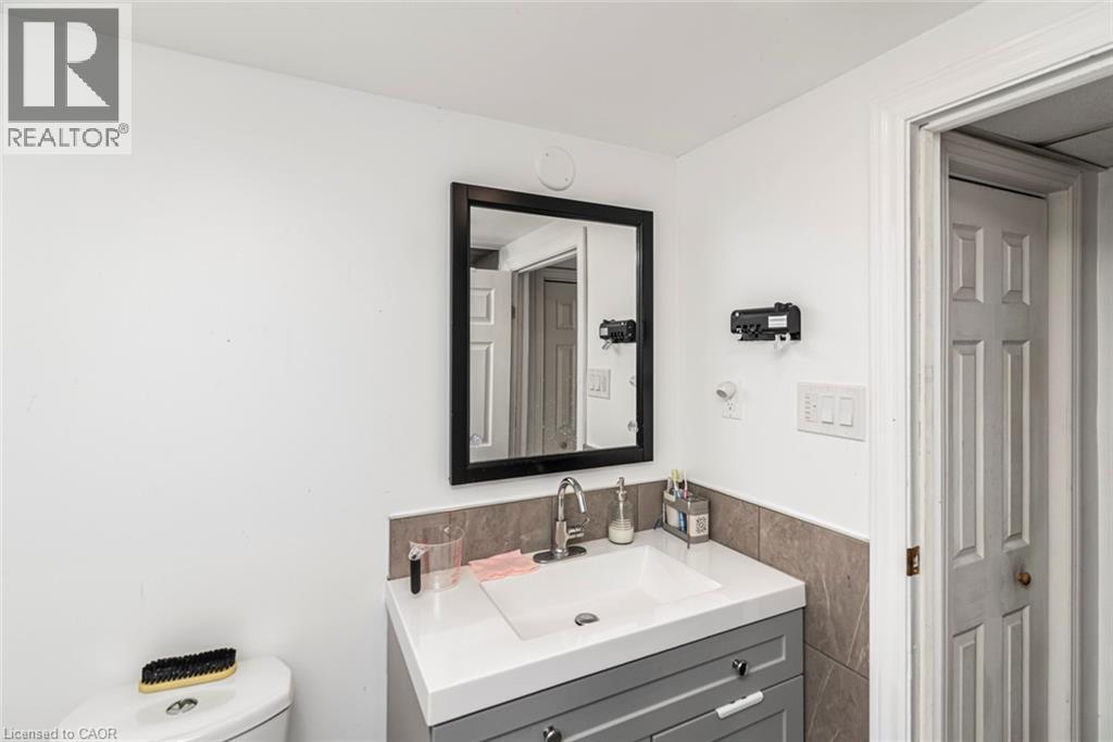 Photo 24 of 102 Quaker Crescent, Hamilton ON