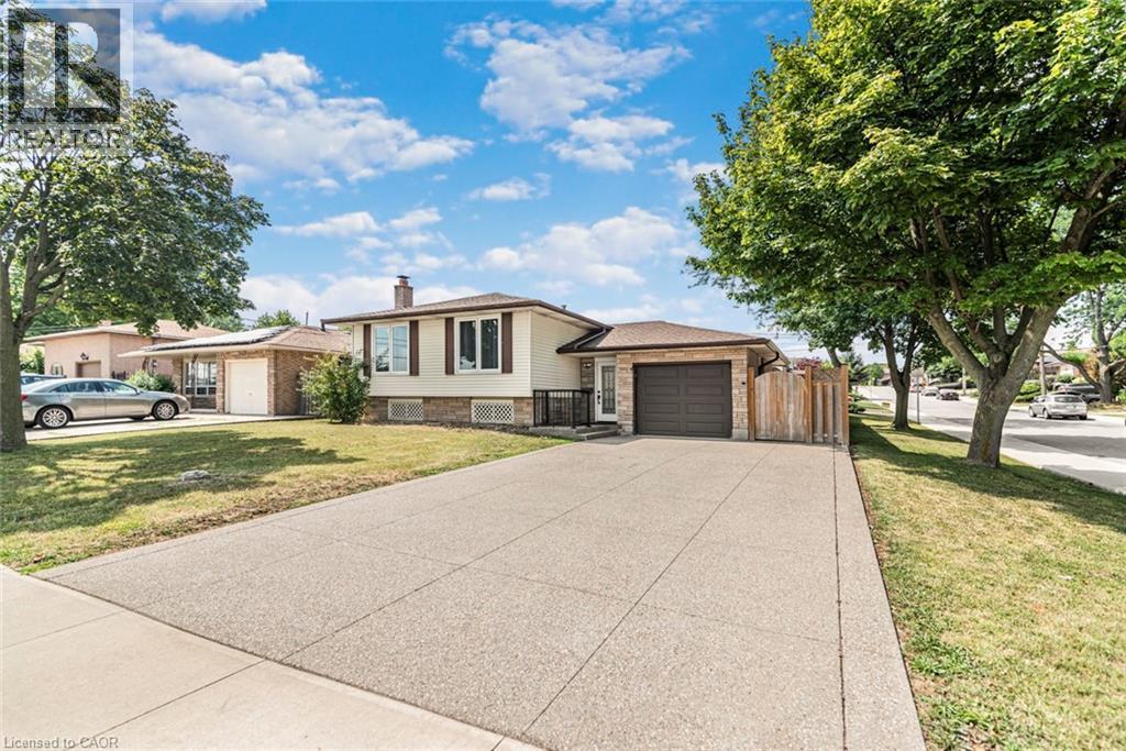 Photo 3 of 102 Quaker Crescent, Hamilton ON