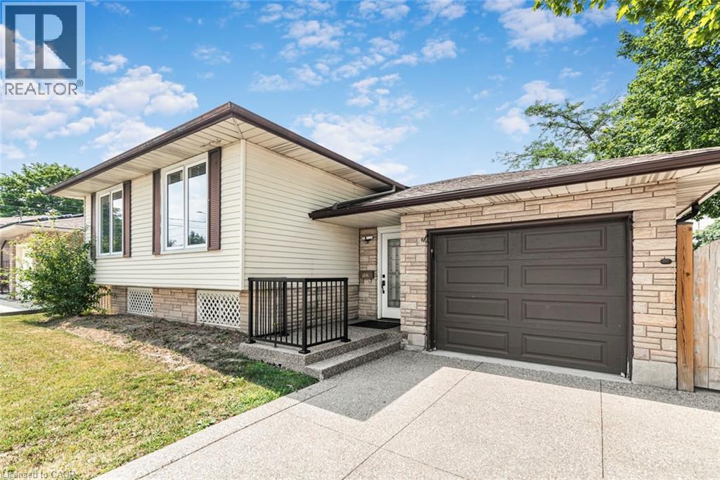 Photo 4 of 102 Quaker Crescent, Hamilton ON