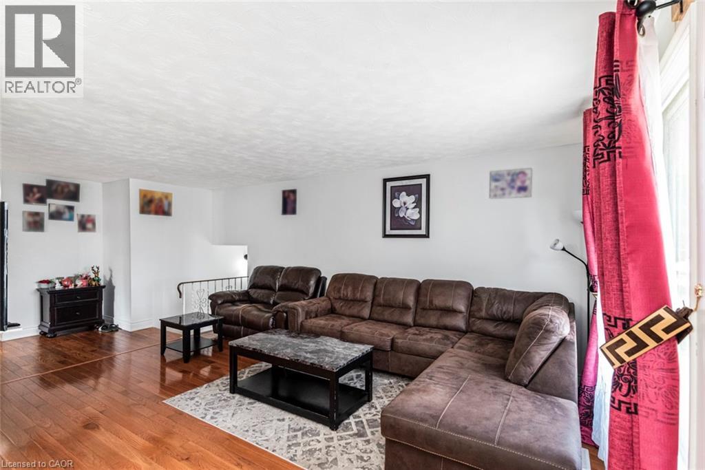 Photo 8 of 102 Quaker Crescent, Hamilton ON