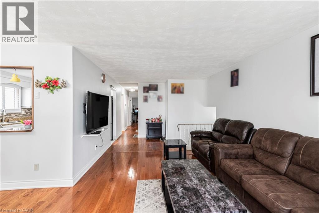 Photo 9 of 102 Quaker Crescent, Hamilton ON