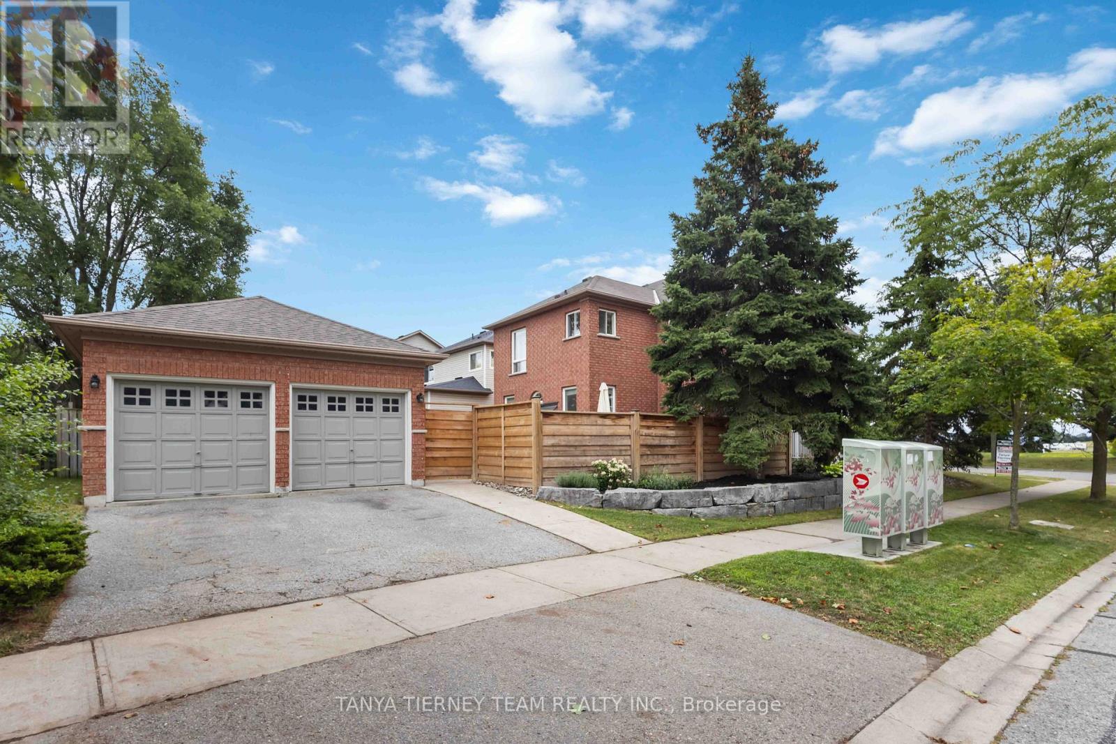 Photo 4 of 14 Amanda Avenue, Whitby ON