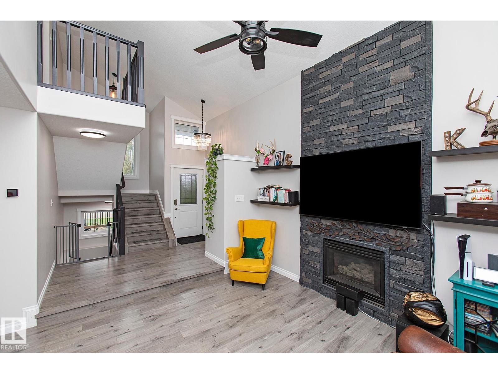 Photo 46 of 67 Westview Cr, Calmar AB