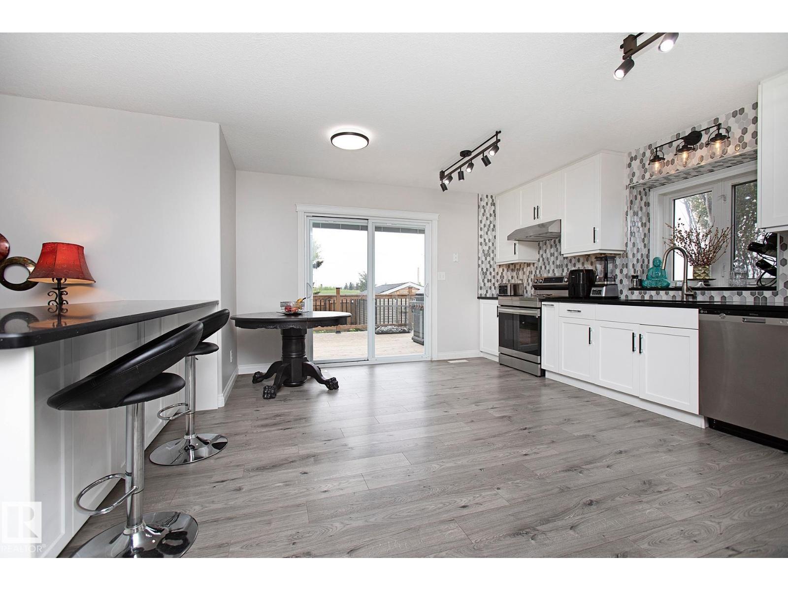 Photo 3 of 67 Westview Cr, Calmar AB