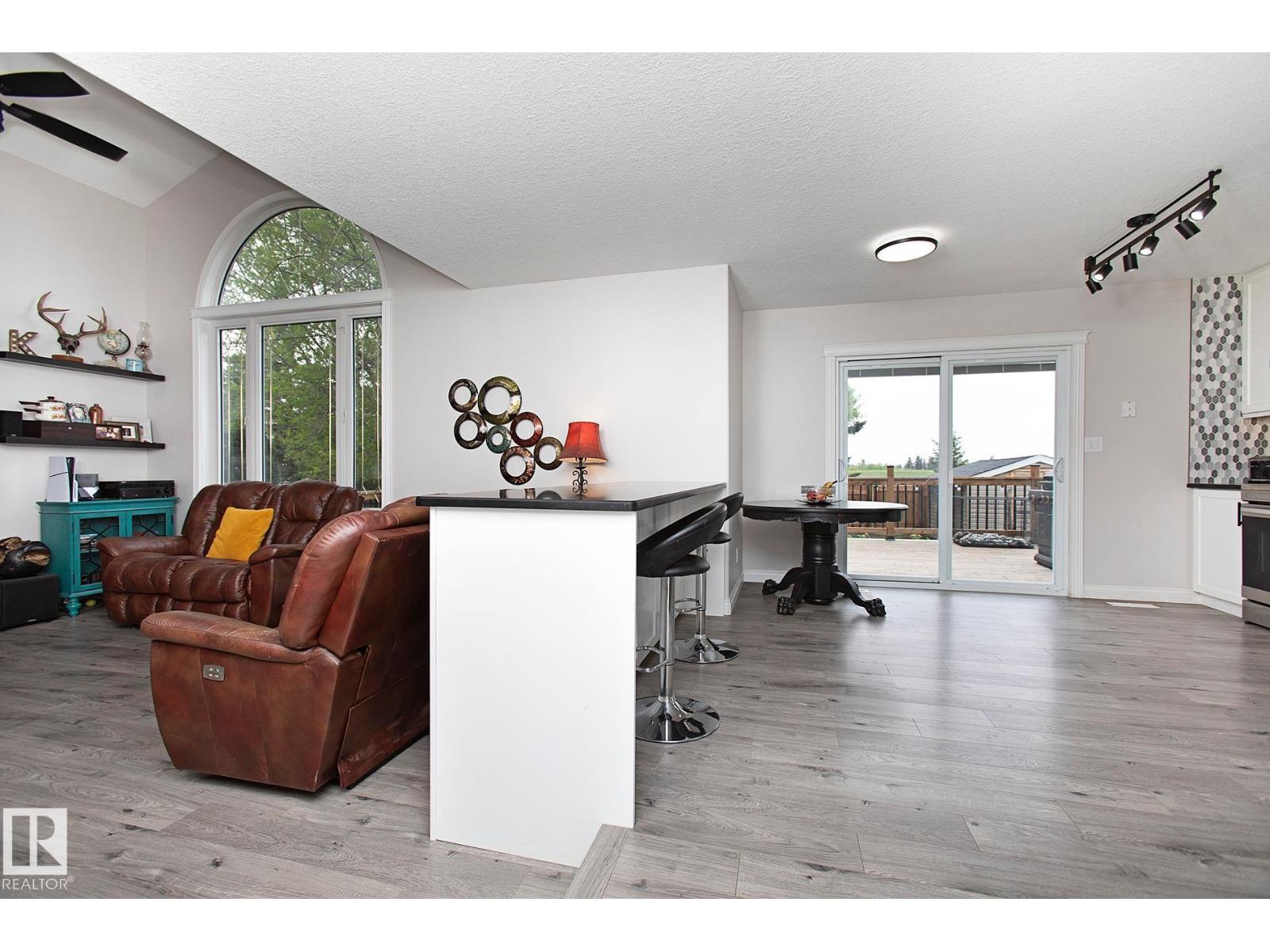 Photo 18 of 67 Westview Cr, Calmar AB