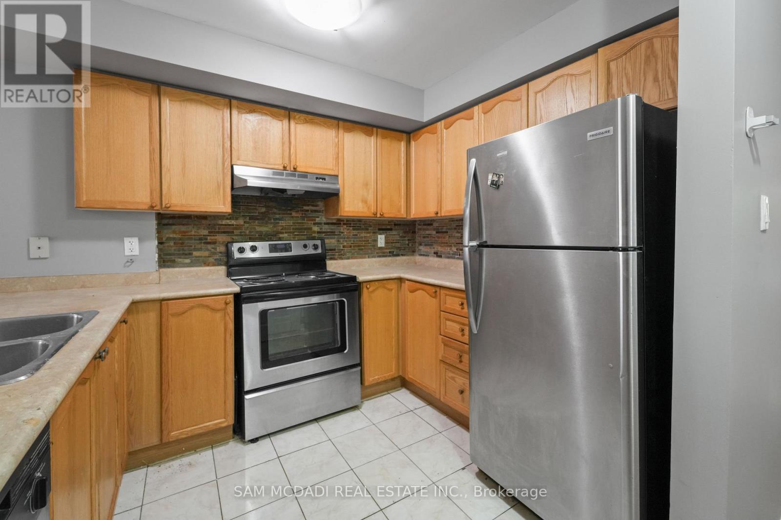 Photo 8 of 170 310 John Street, Markham ON