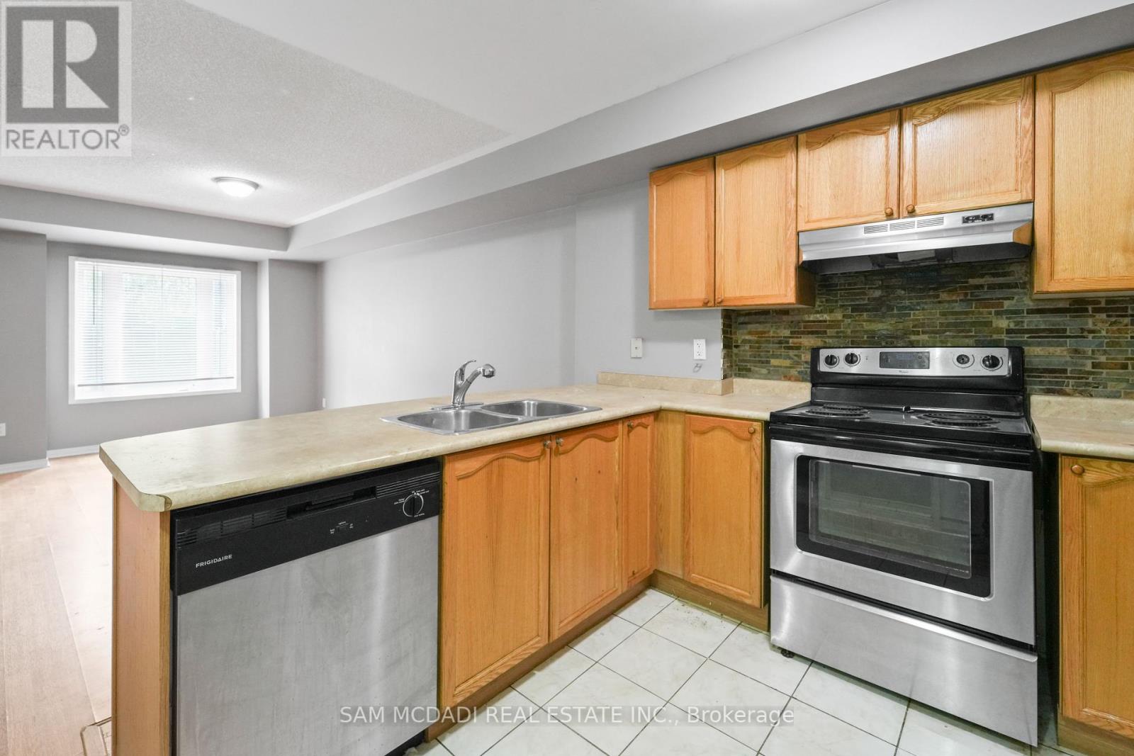 Photo 4 of 170 310 John Street, Markham ON