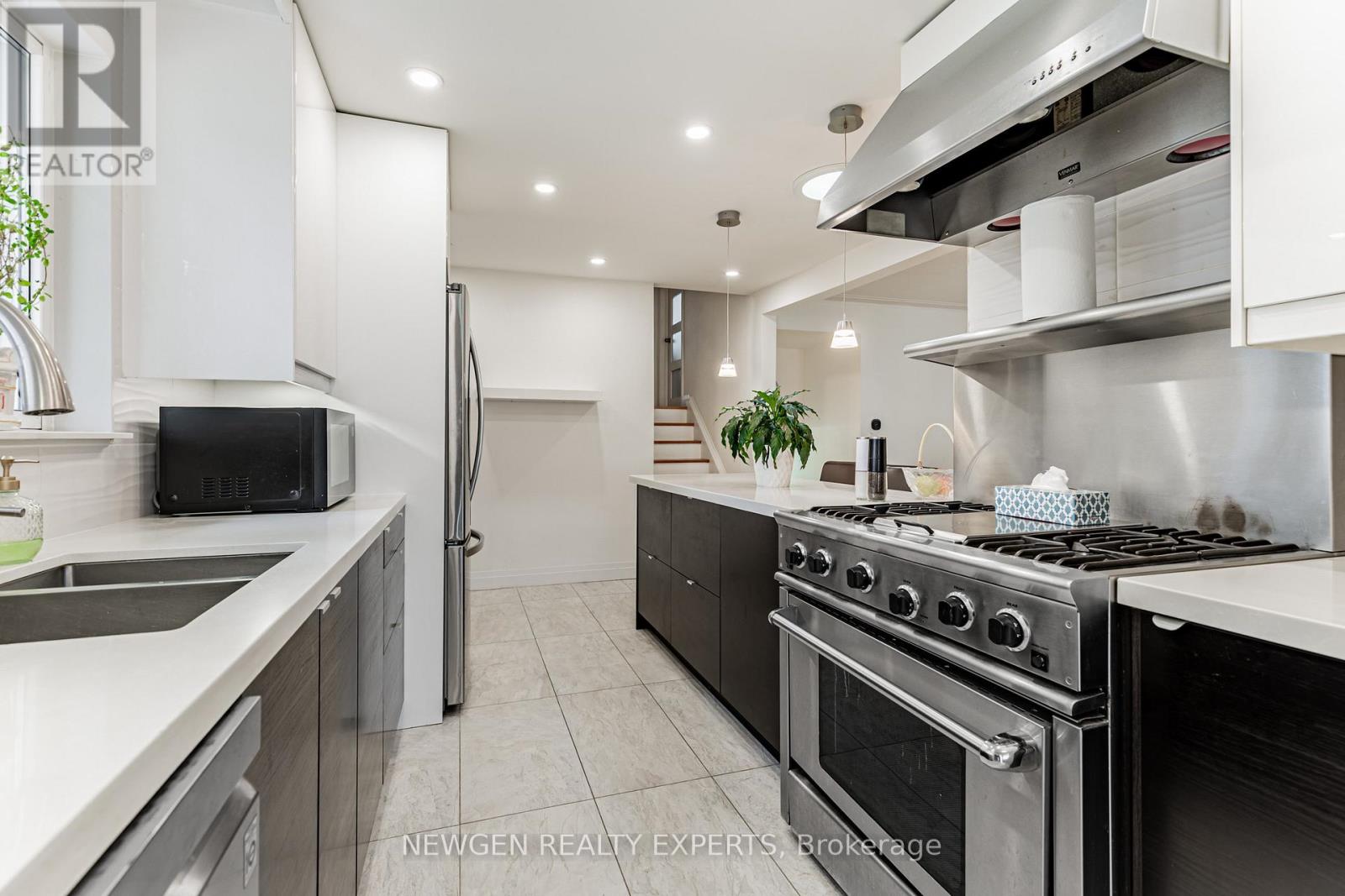 Photo 3 of 80 Sherwood Forest Drive, Markham ON
