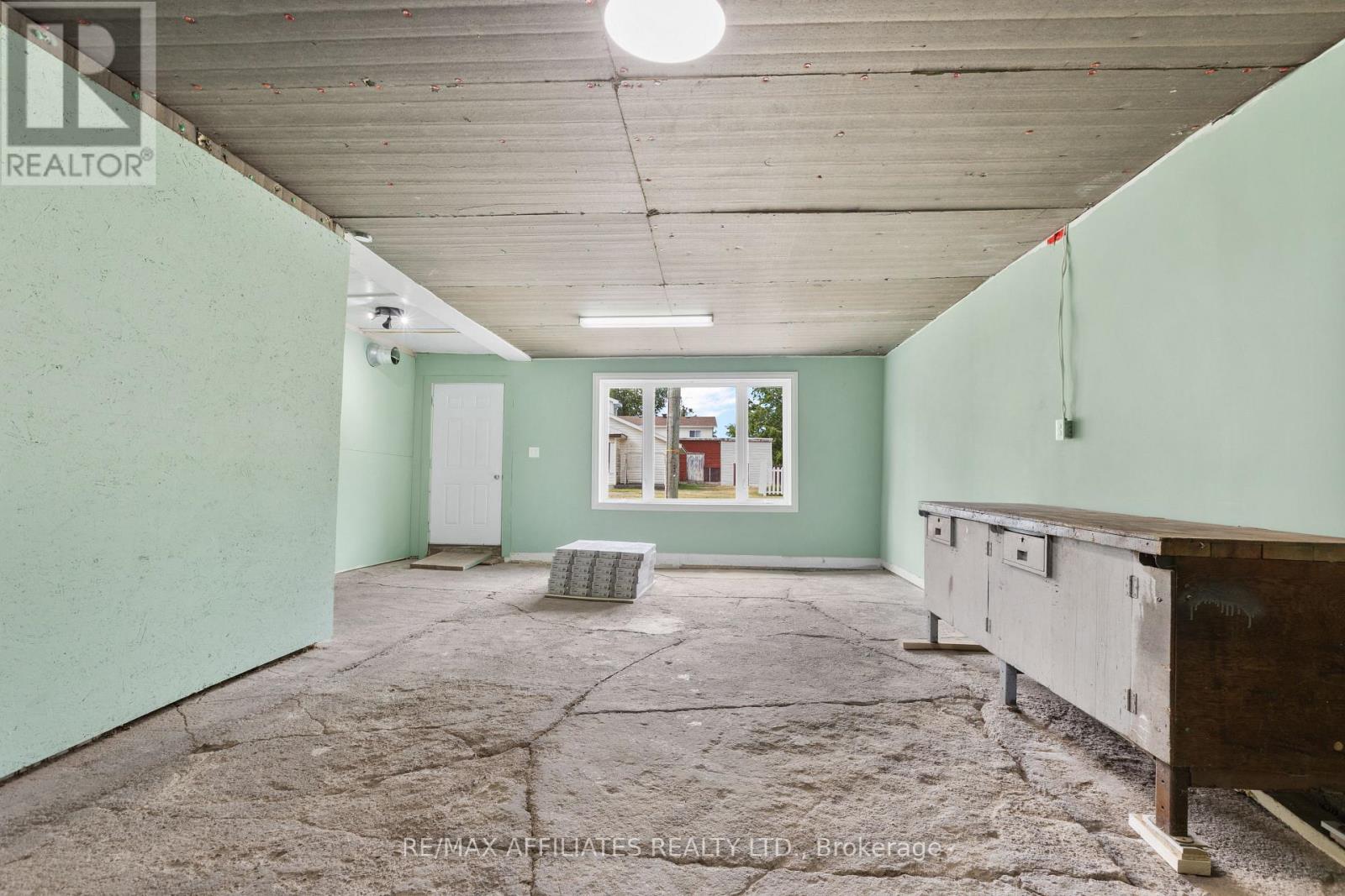 Photo 27 of 79 Henry Street, Merrickvillewolford ON