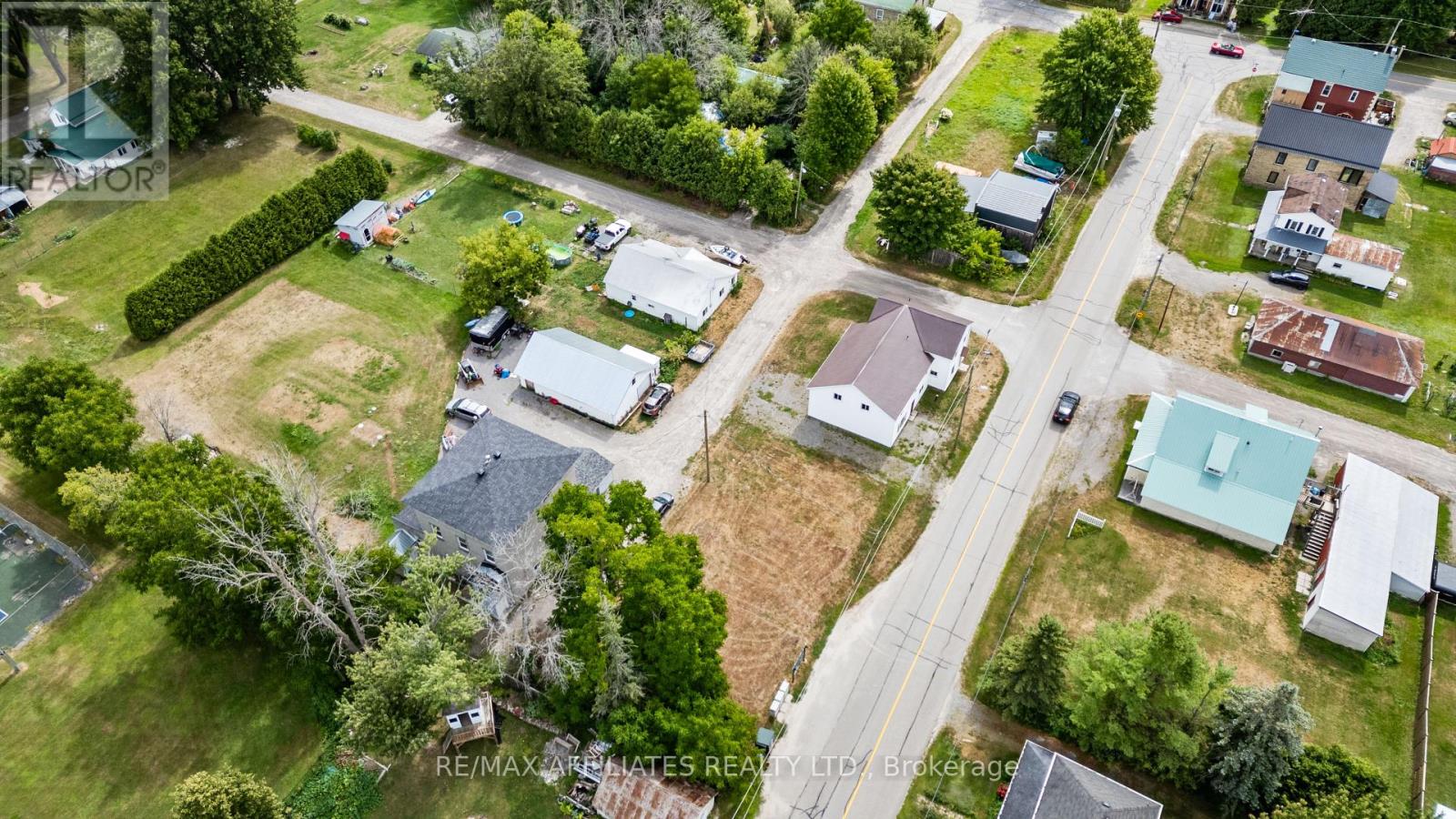 Photo 4 of 79 Henry Street, Merrickvillewolford ON