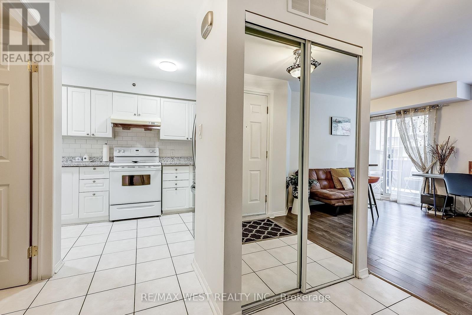 Photo 2 of 722 75 Weldrick Road E, Richmond Hill ON