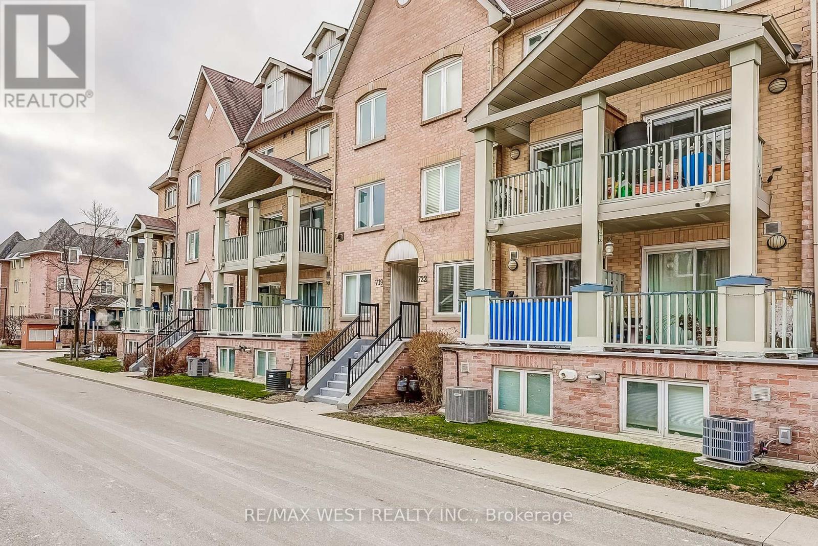 Photo 4 of 722 75 Weldrick Road E, Richmond Hill ON