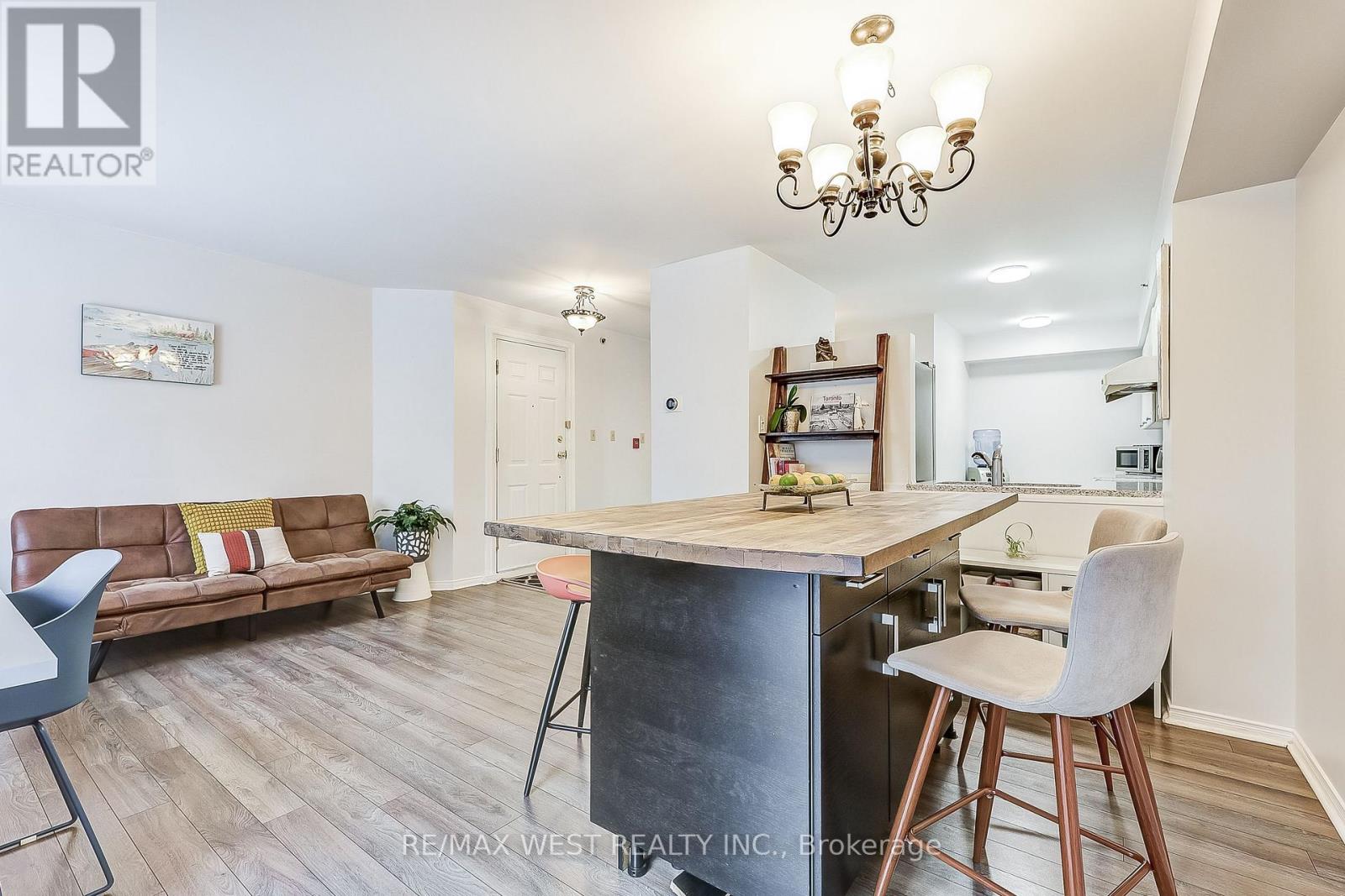 Photo 3 of 722 75 Weldrick Road E, Richmond Hill ON