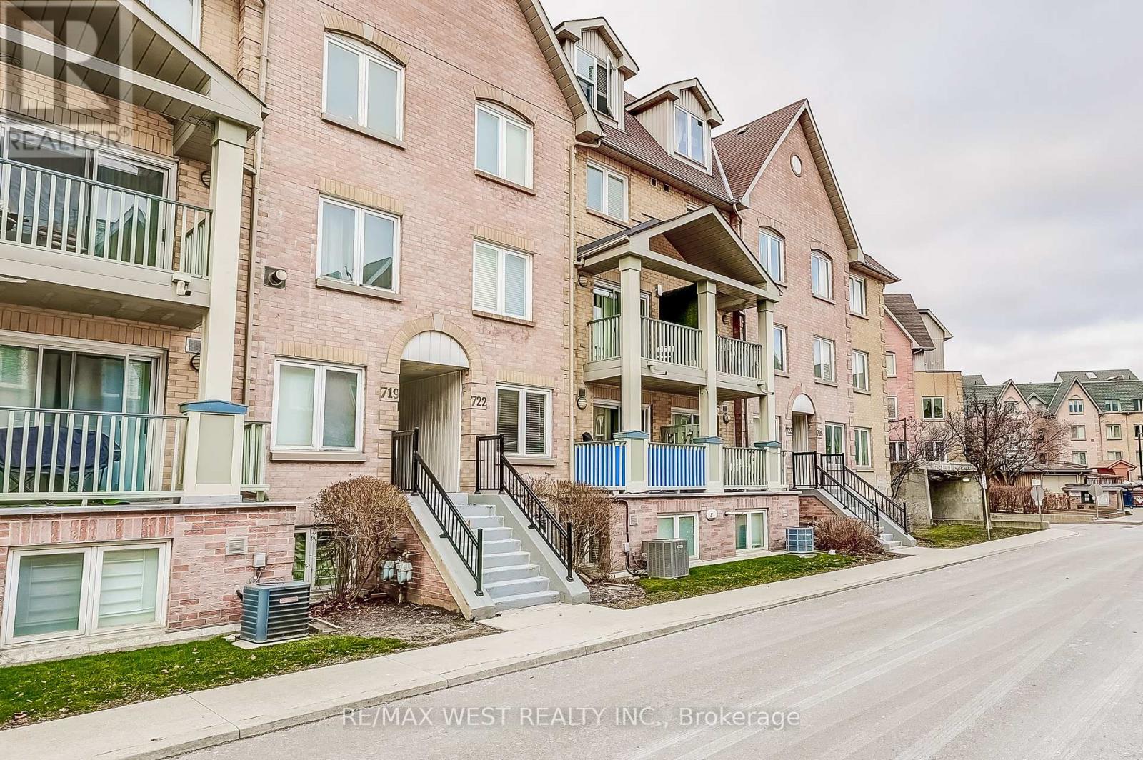 Photo 1 of 722 75 Weldrick Road E, Richmond Hill ON