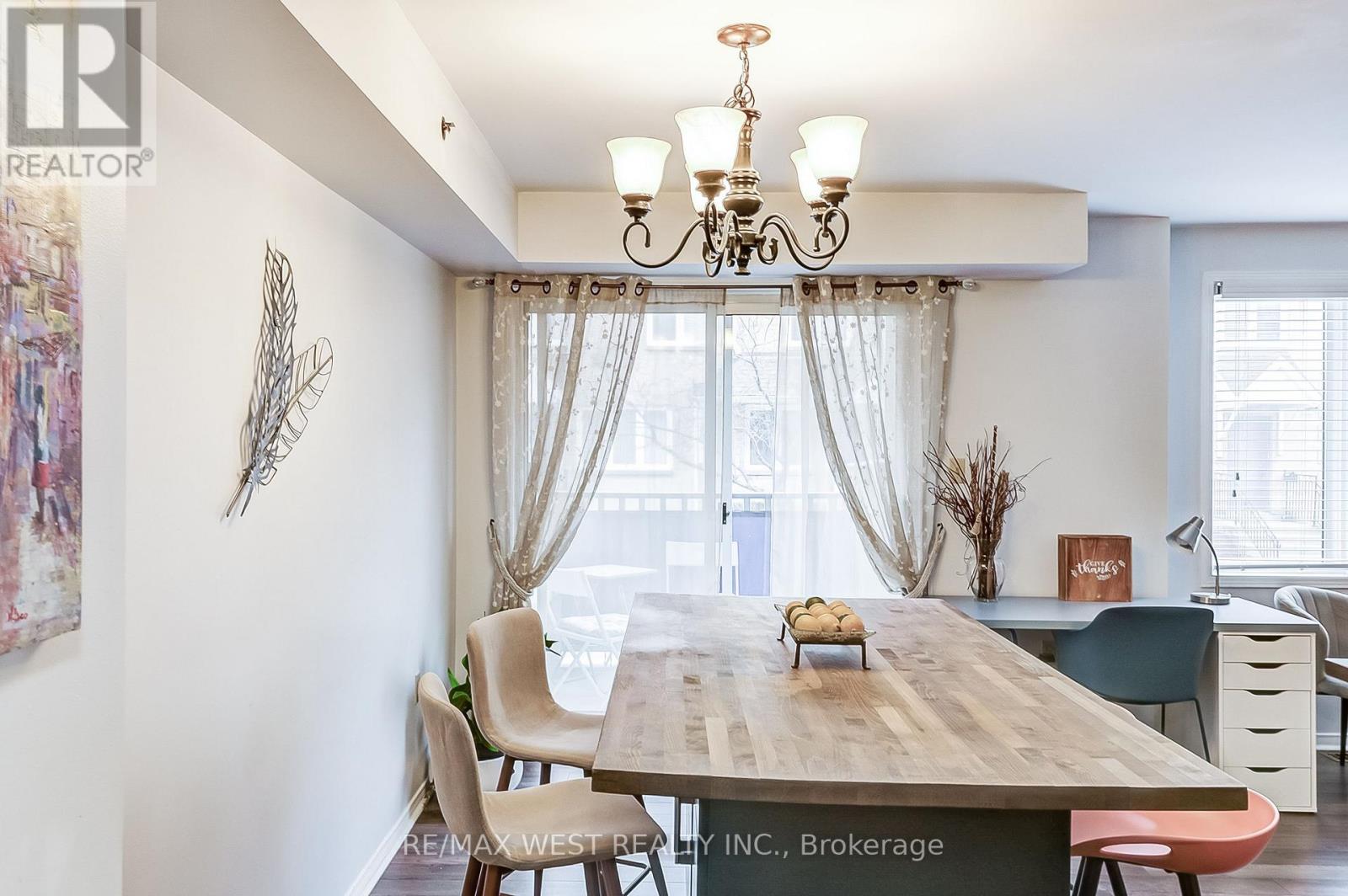 Photo 5 of 722 75 Weldrick Road E, Richmond Hill ON