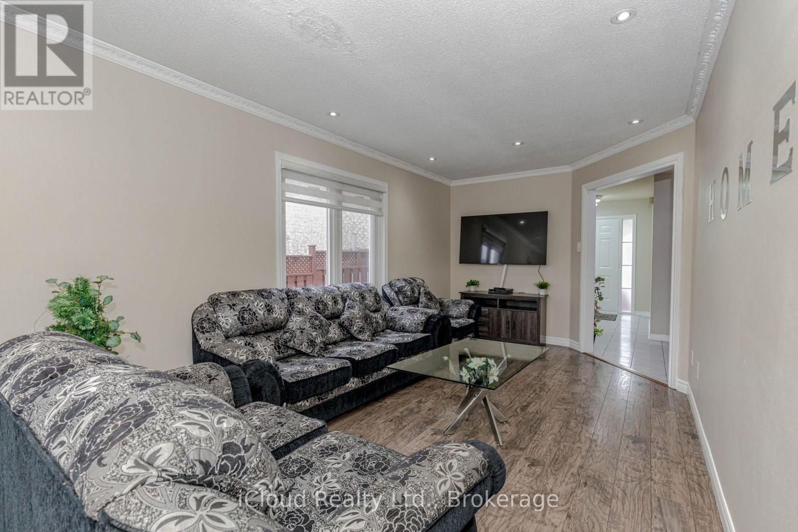 Photo 10 of 97 Bighorn Crescent, Brampton ON
