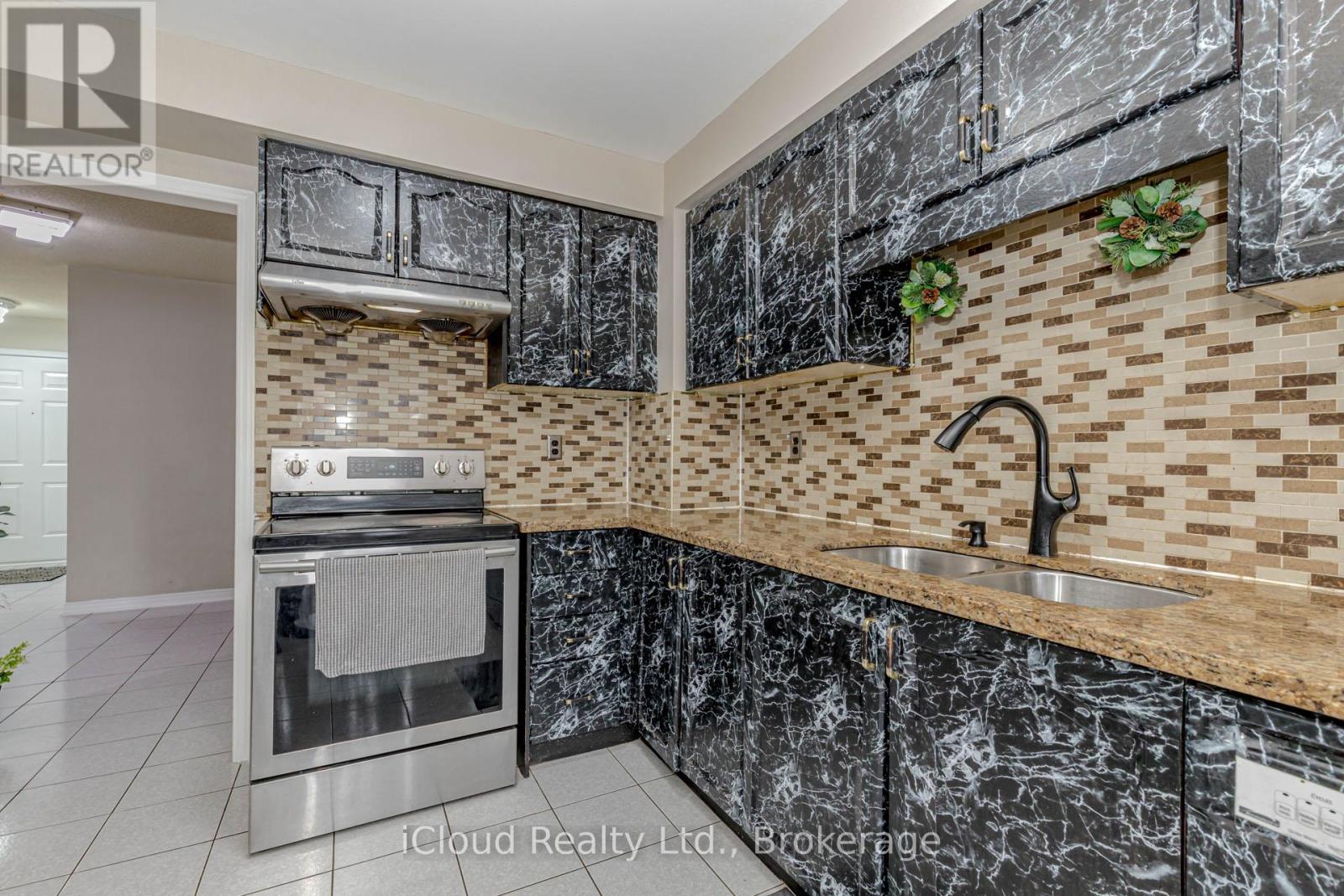 Photo 13 of 97 Bighorn Crescent, Brampton ON
