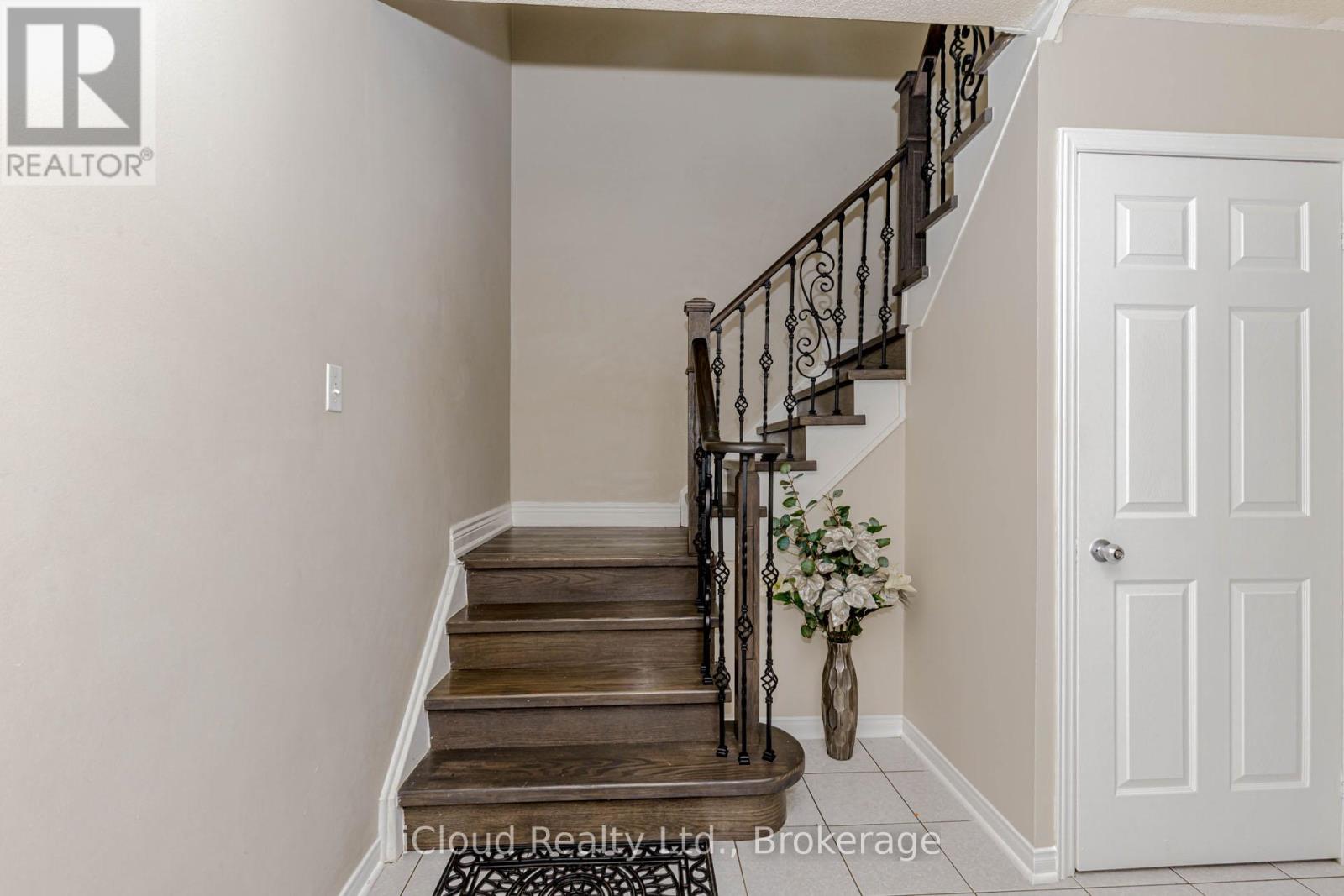 Photo 25 of 97 Bighorn Crescent, Brampton ON