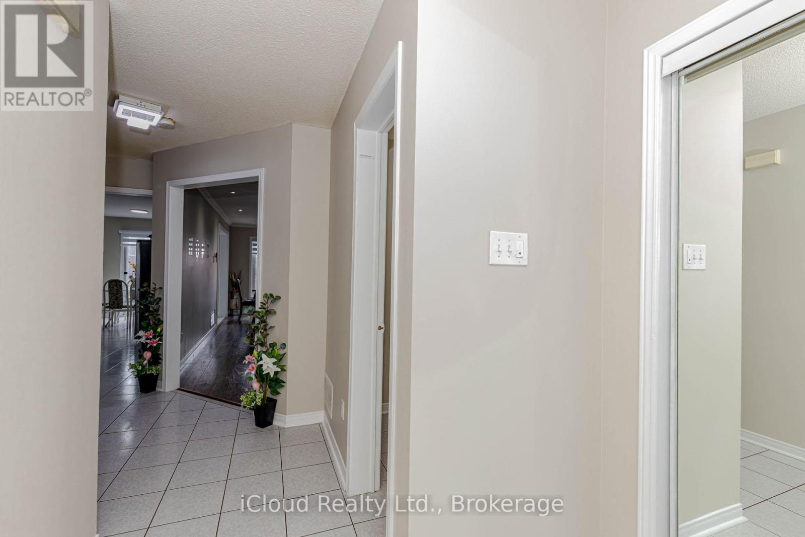 Photo 6 of 97 Bighorn Crescent, Brampton ON