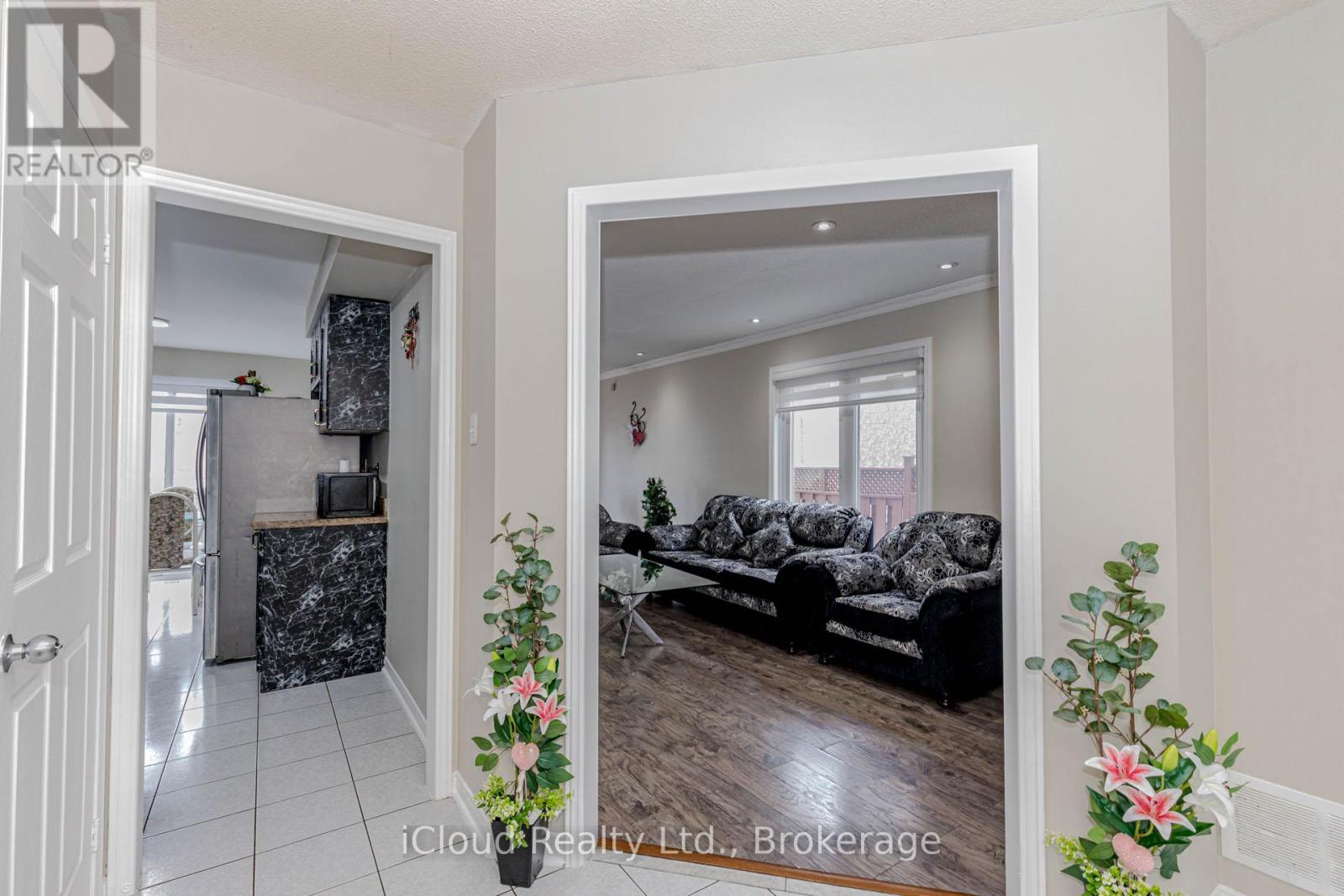 Photo 8 of 97 Bighorn Crescent, Brampton ON