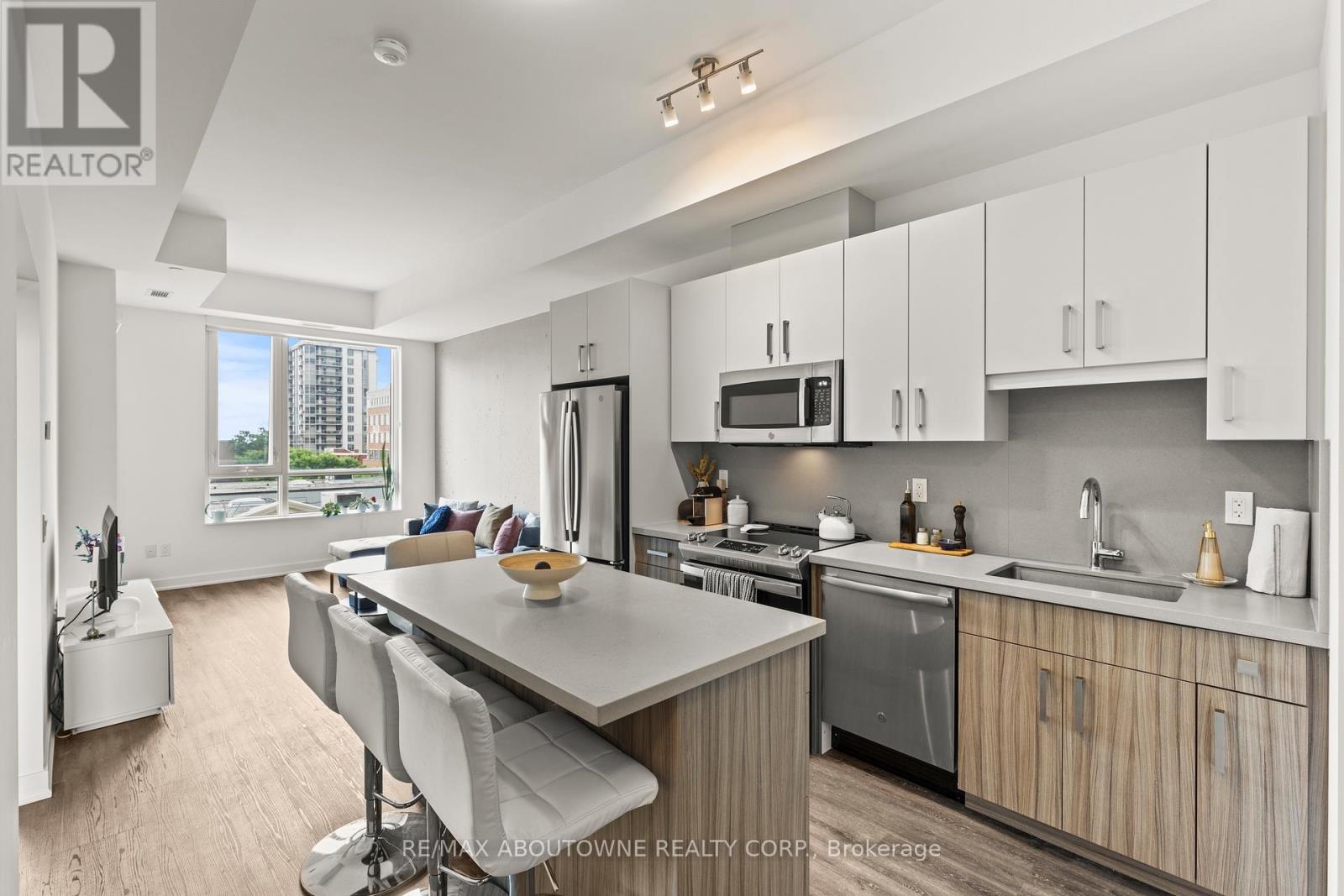 Photo 9 of 307 2007 James Street, Burlington ON