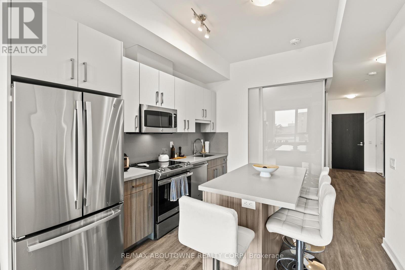 Photo 3 of 307 2007 James Street, Burlington ON