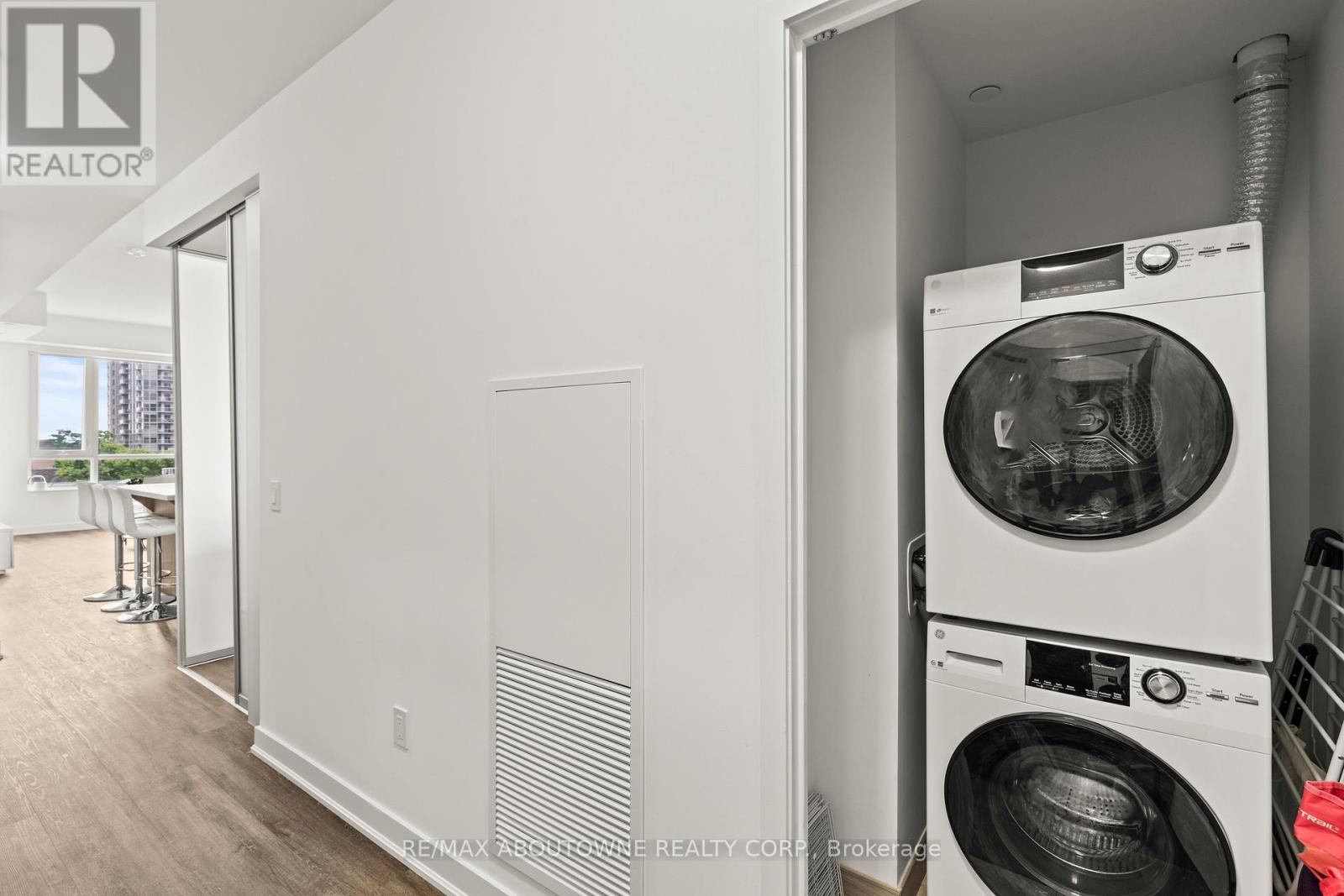 Photo 17 of 307 2007 James Street, Burlington ON