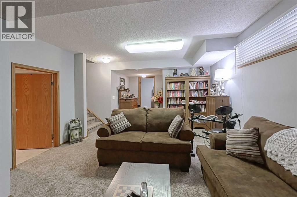 Photo 3 of 36 Chinook Crescent, Beiseker AB