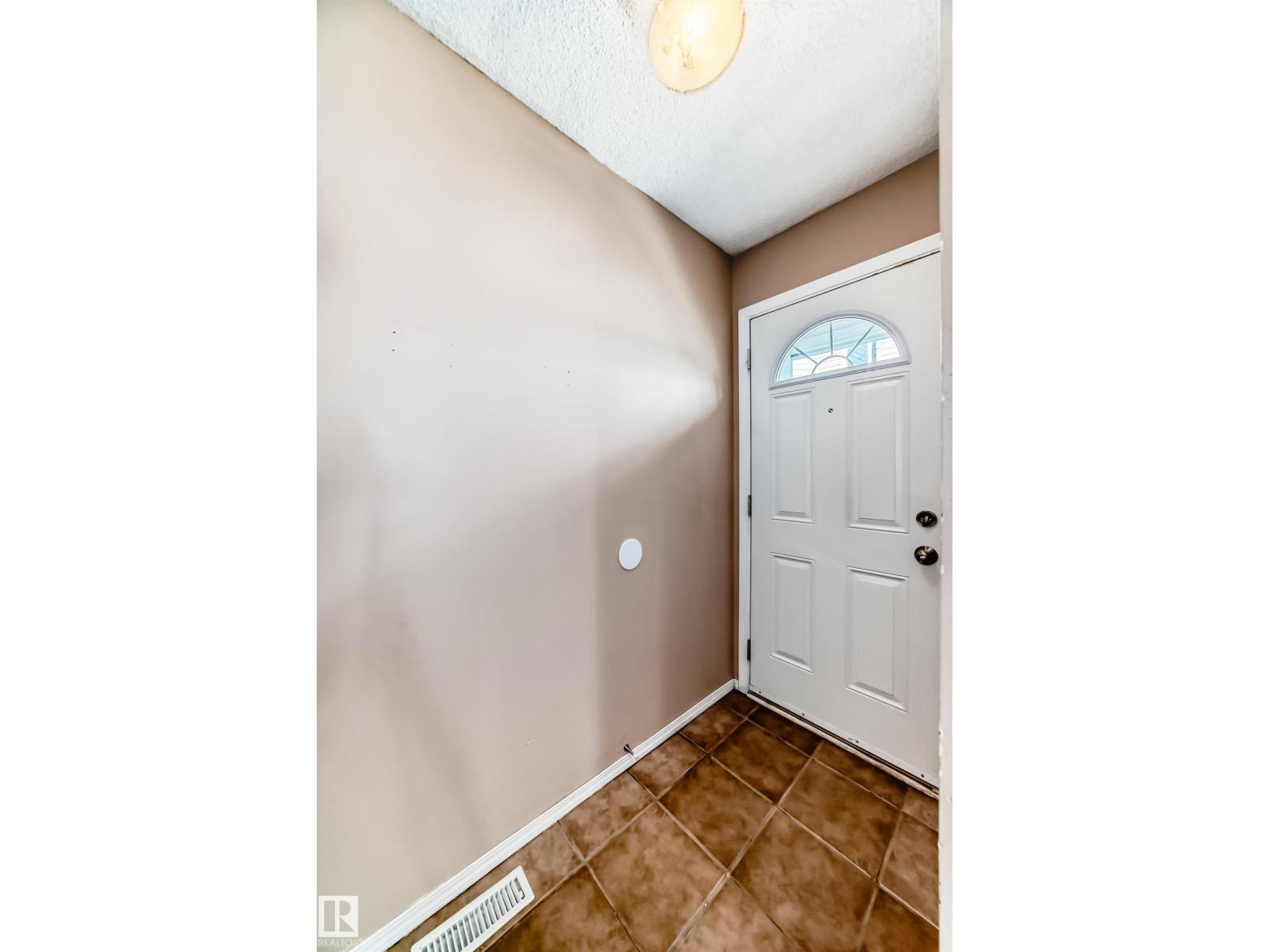 Photo 5 of 4506 20 Av Nw, Edmonton AB