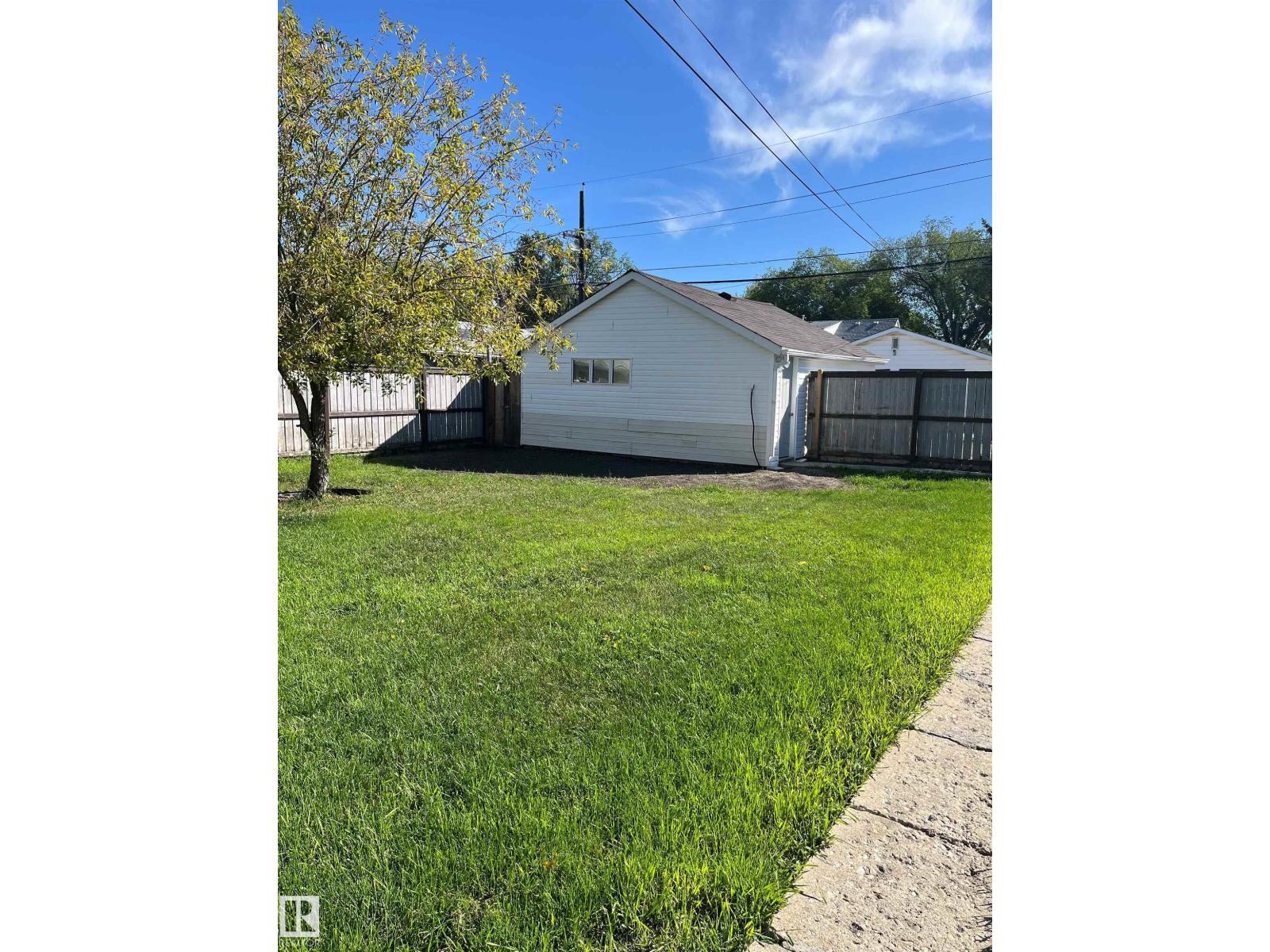 Photo 10 of 12135 81 St Nw, Edmonton AB