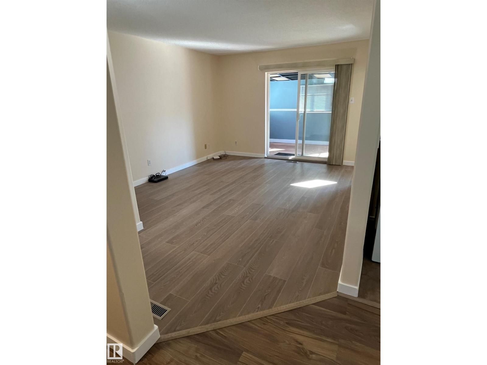 Photo 2 of 12135 81 St Nw, Edmonton AB