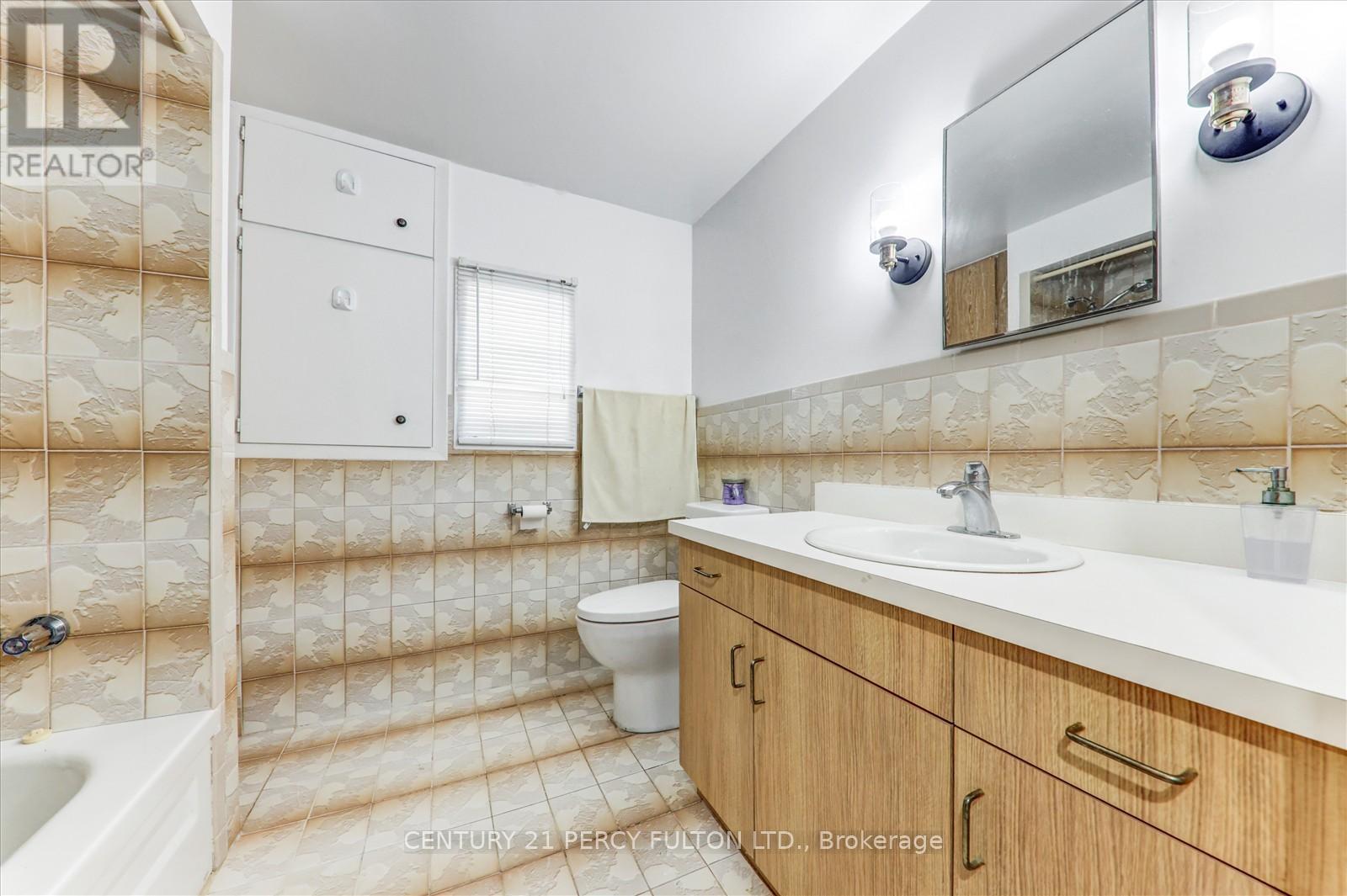 Photo 14 of 135 Cedar Crest Beach Road, Clarington ON