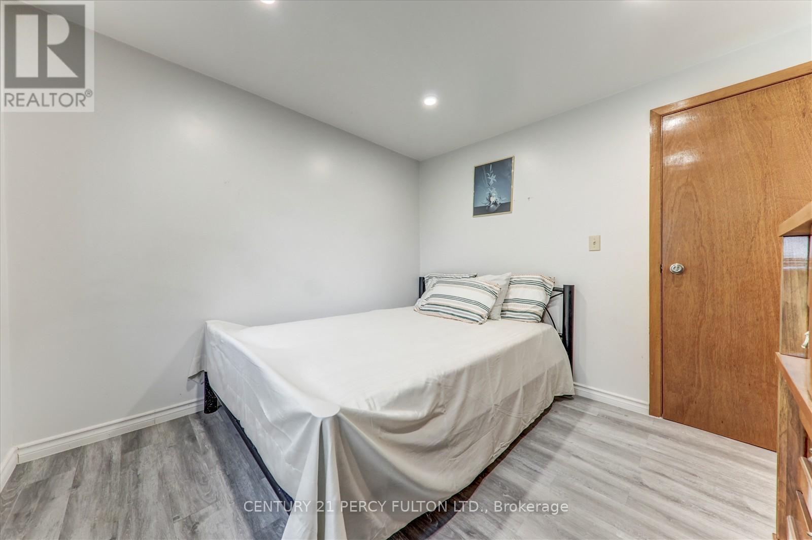 Photo 16 of 135 Cedar Crest Beach Road, Clarington ON