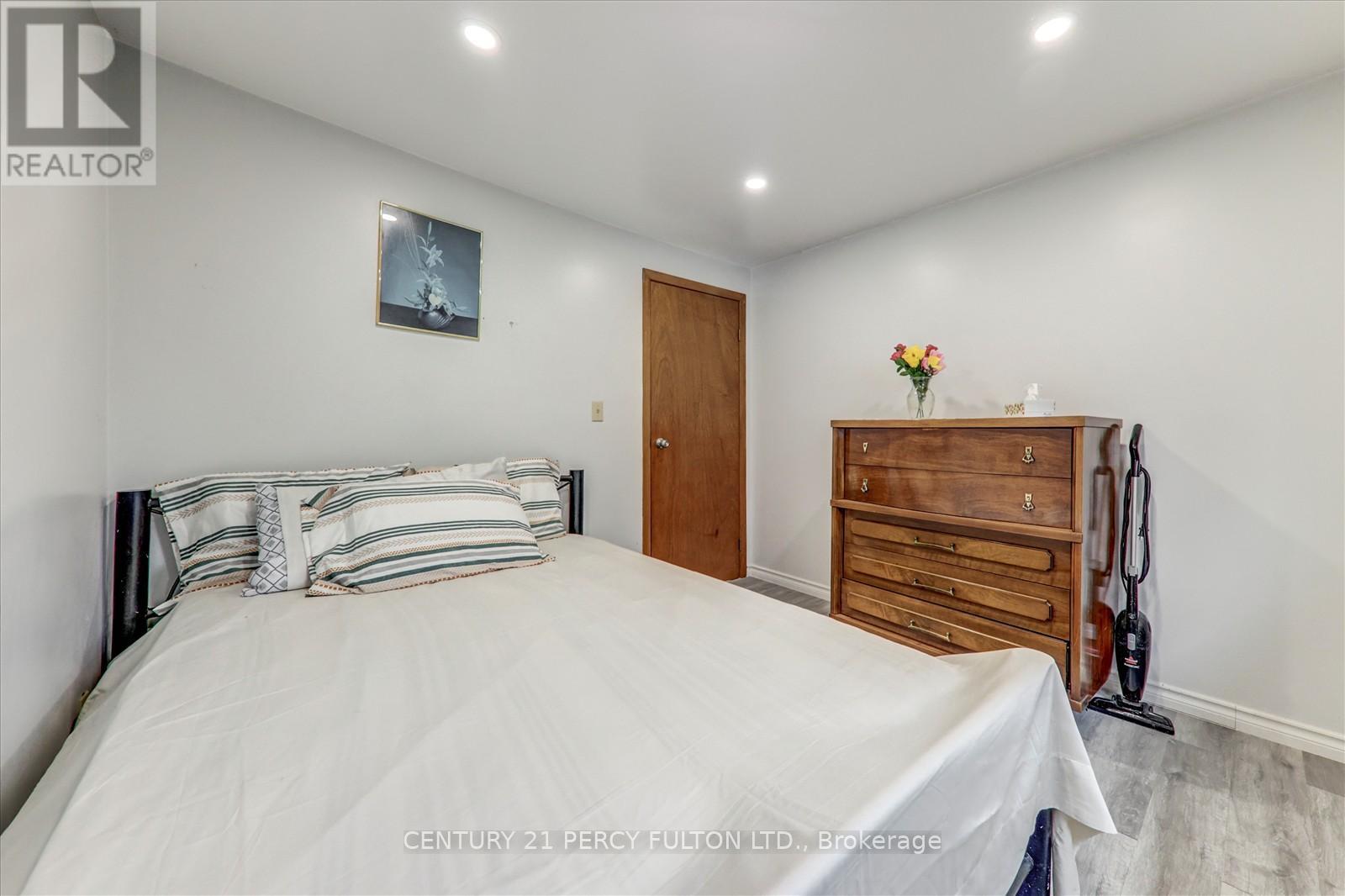 Photo 17 of 135 Cedar Crest Beach Road, Clarington ON