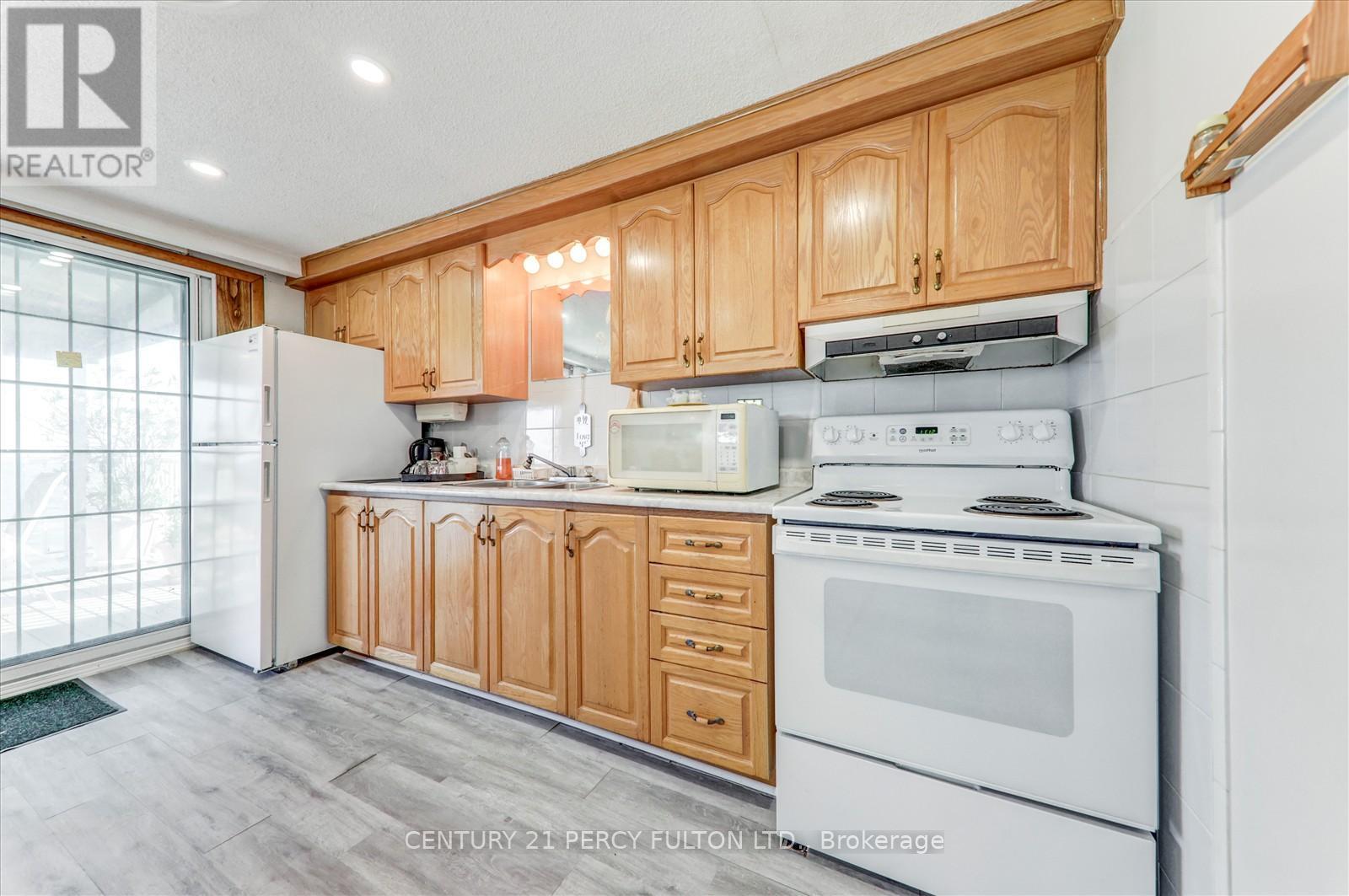 Photo 23 of 135 Cedar Crest Beach Road, Clarington ON