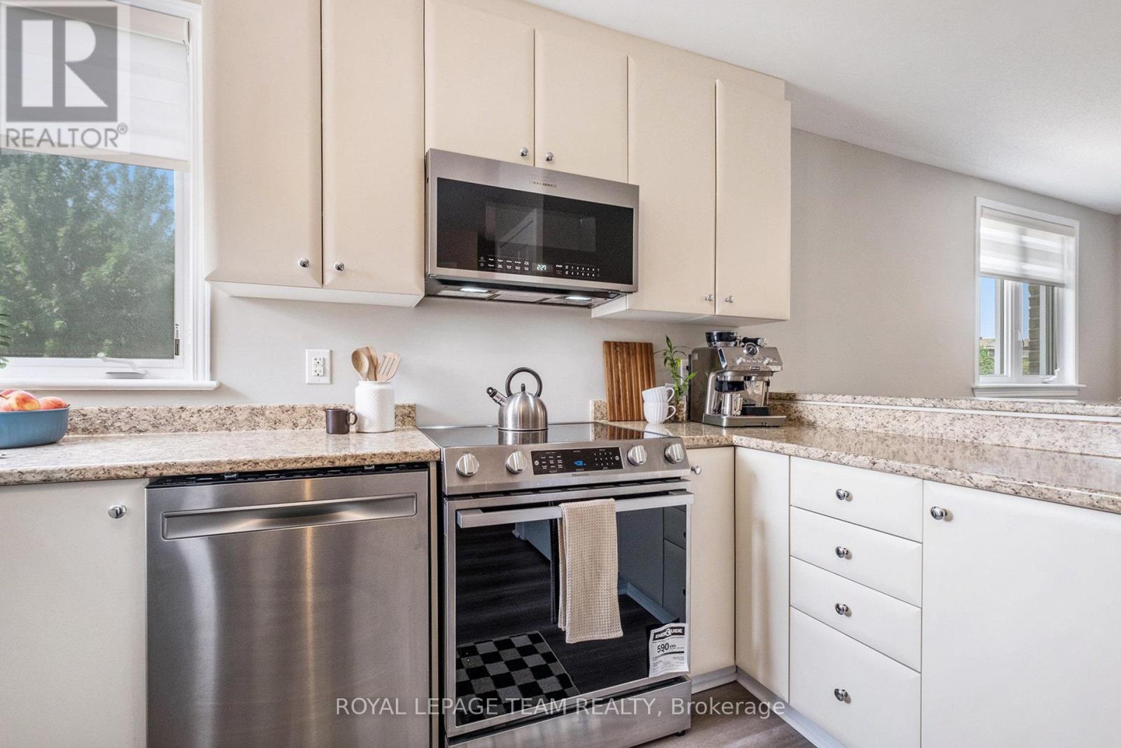Photo 10 of 58 168 Urbancrest Private, Ottawa ON