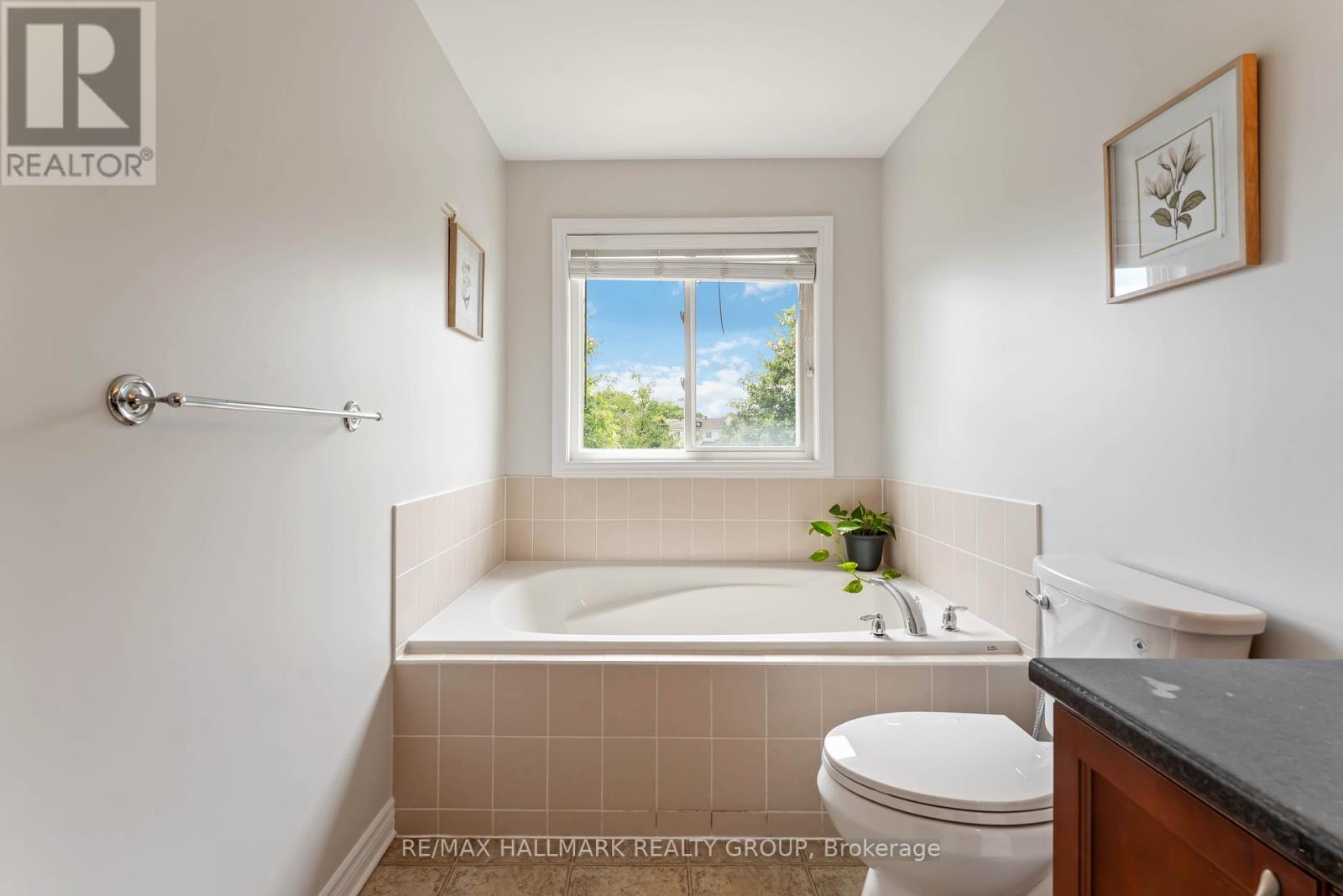 Photo 21 of 656 Everlasting Crescent, Ottawa ON