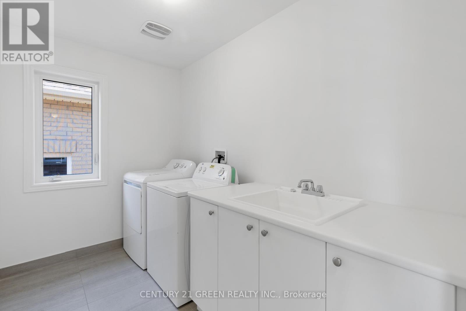 Photo 10 of Main 8 Shawbridge Court, Hamilton ON