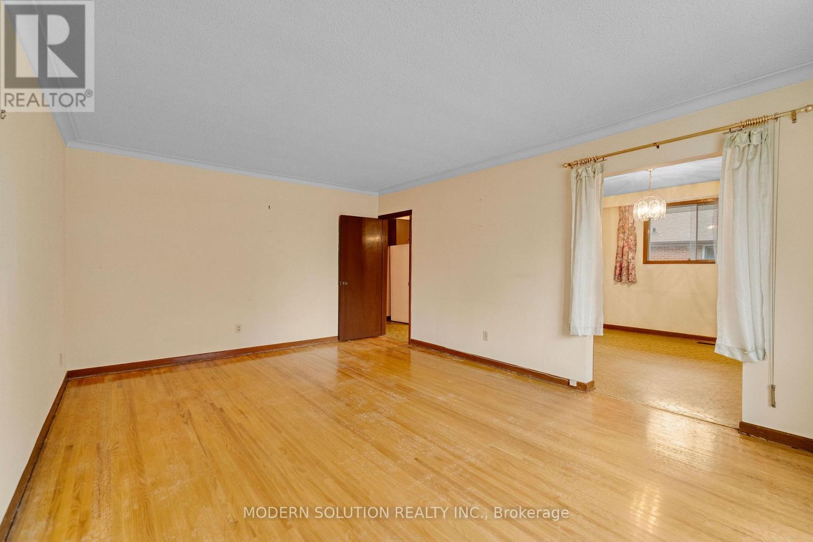 Photo 6 of 177 Eaglewood Boulevard, Mississauga ON