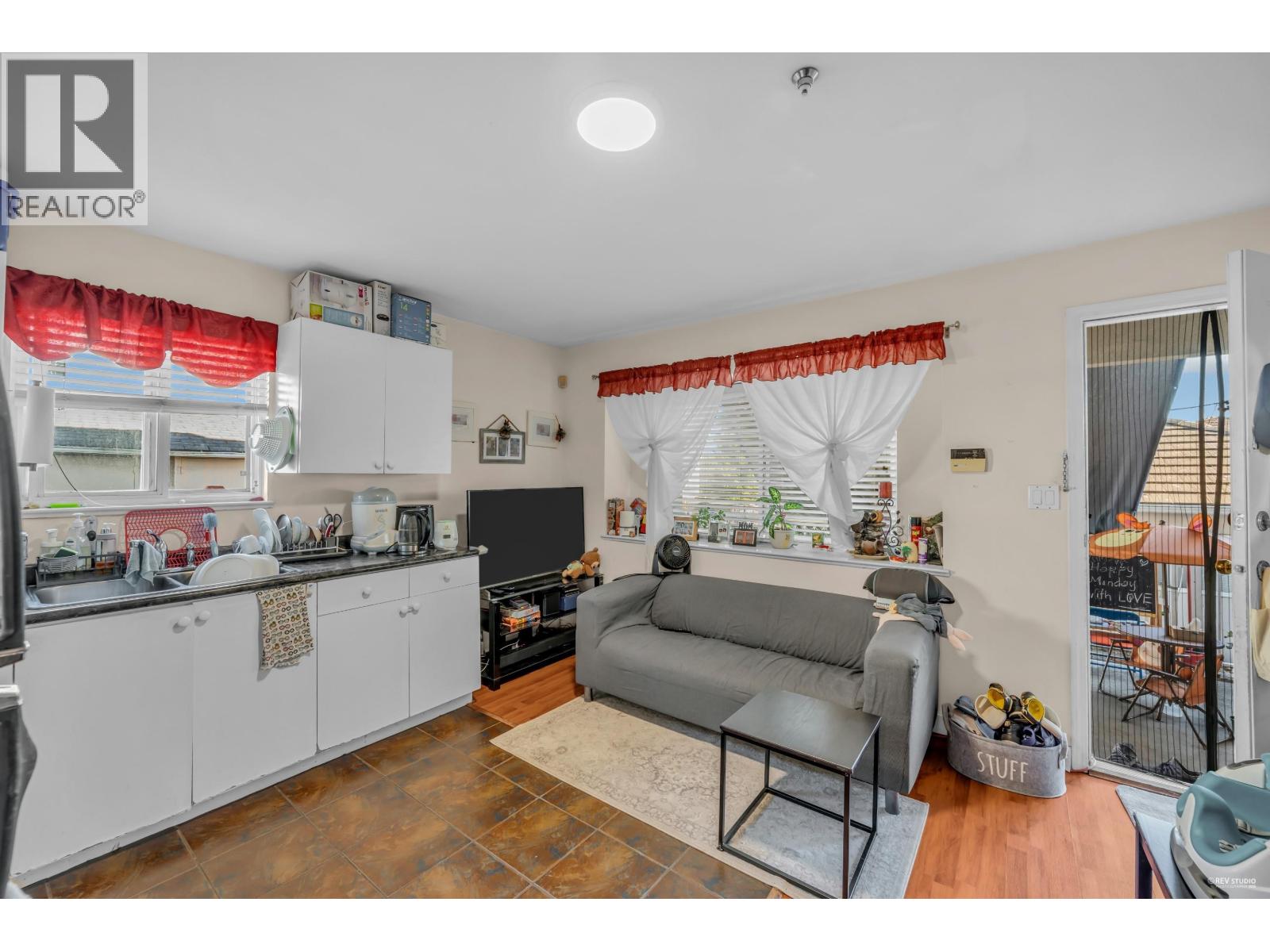 Photo 2 of 180 E 62nd Avenue, Vancouver BC