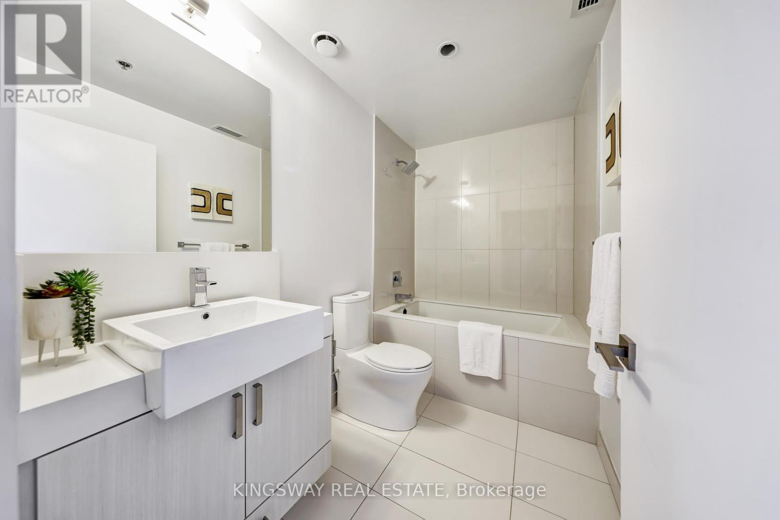 Photo 17 of 303 15 Beverley Street, Toronto ON