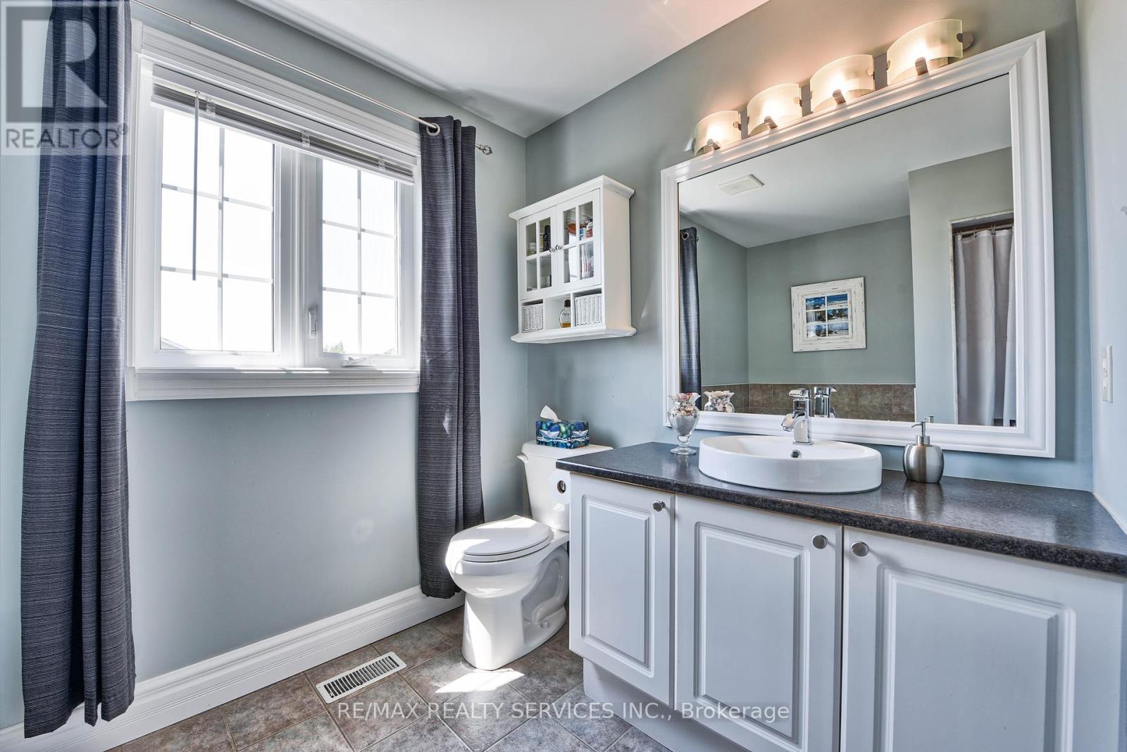 Photo 25 of 1 Daisy Court, Brampton ON