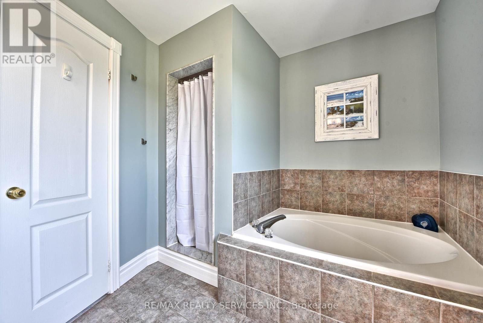 Photo 26 of 1 Daisy Court, Brampton ON