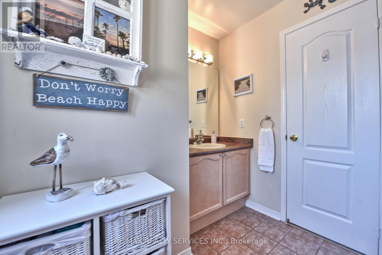 Photo 33 of 1 Daisy Court, Brampton ON