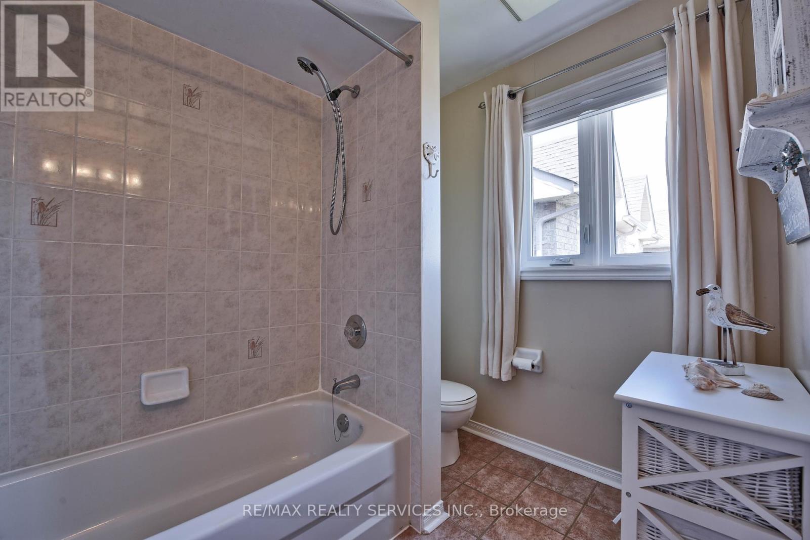 Photo 34 of 1 Daisy Court, Brampton ON