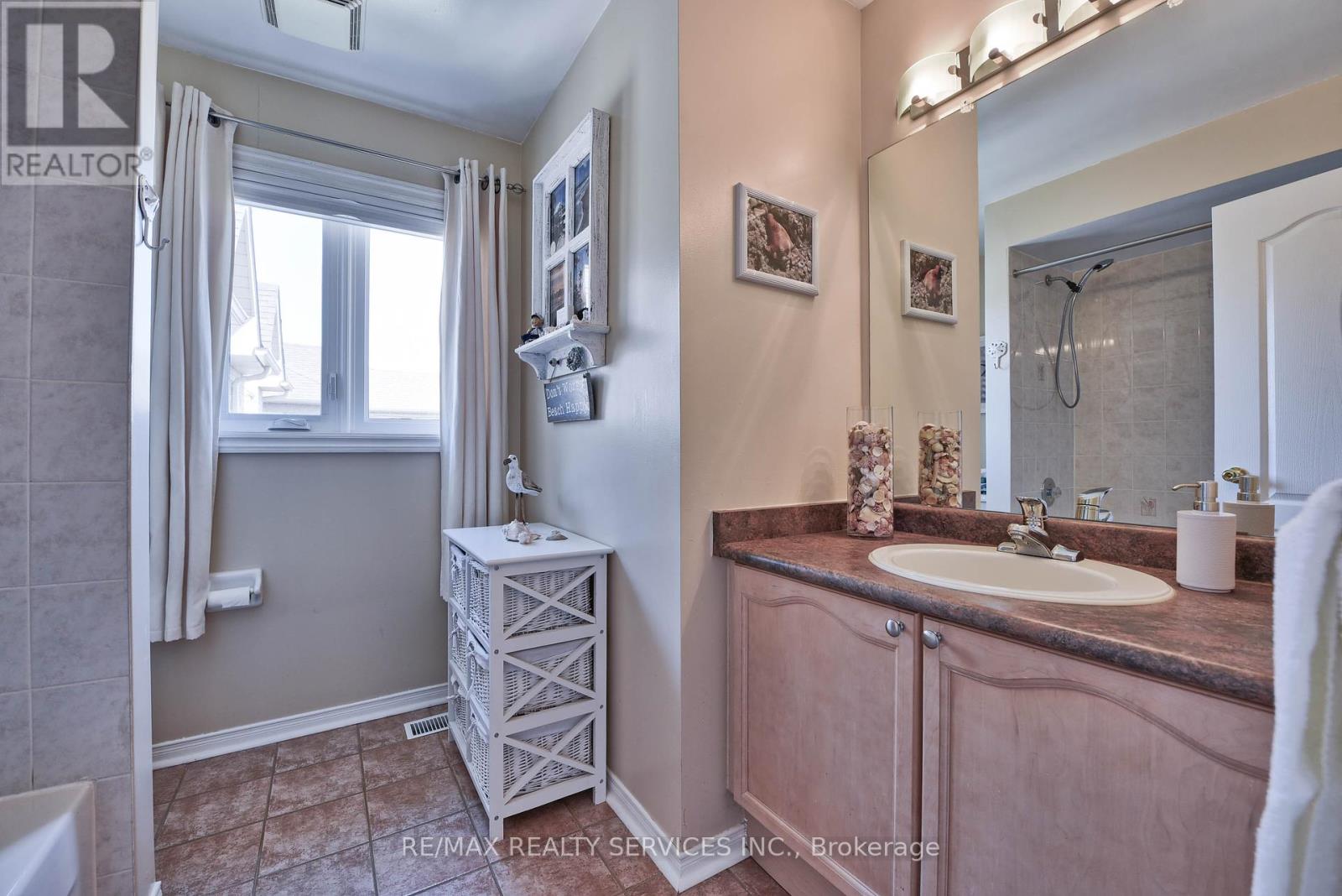 Photo 32 of 1 Daisy Court, Brampton ON