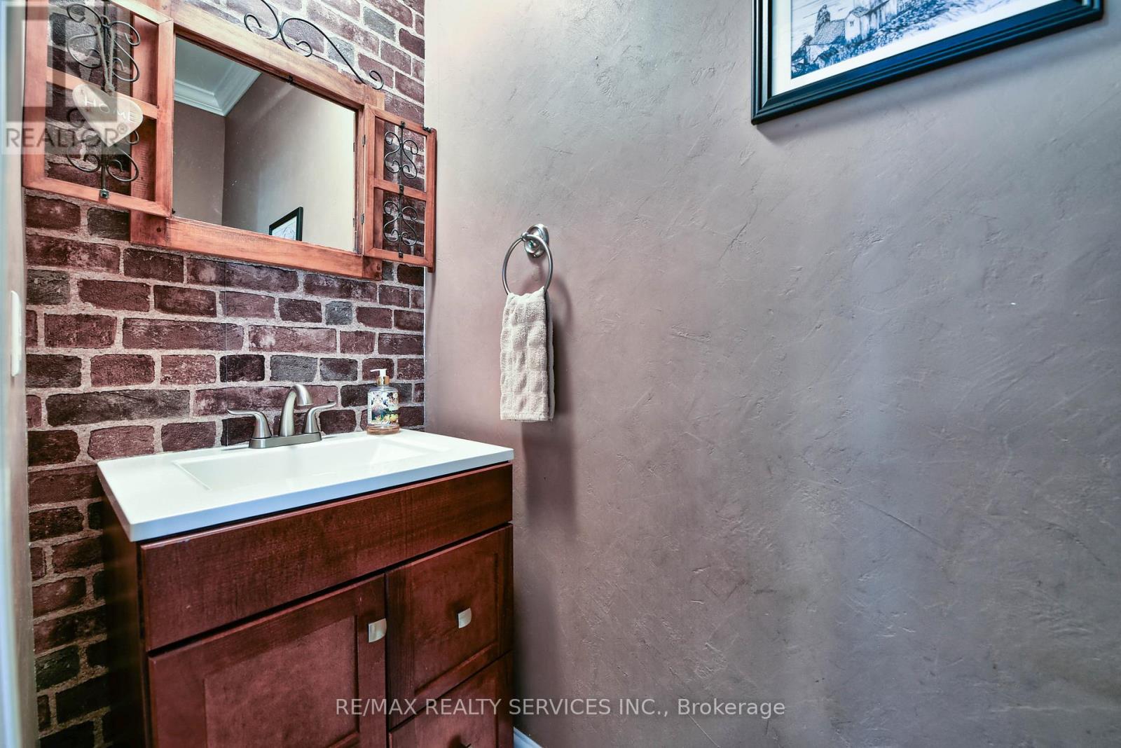 Photo 8 of 1 Daisy Court, Brampton ON
